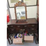 An early 20thC Queen Anne inspired mahogany serpentine front, four drawer kneehole dressing table,