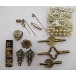 Jewellery and collectables: to include a late Victorian yellow metal scarf pin,