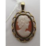 A 9ct gold oval shell carved cameo pendant 11
