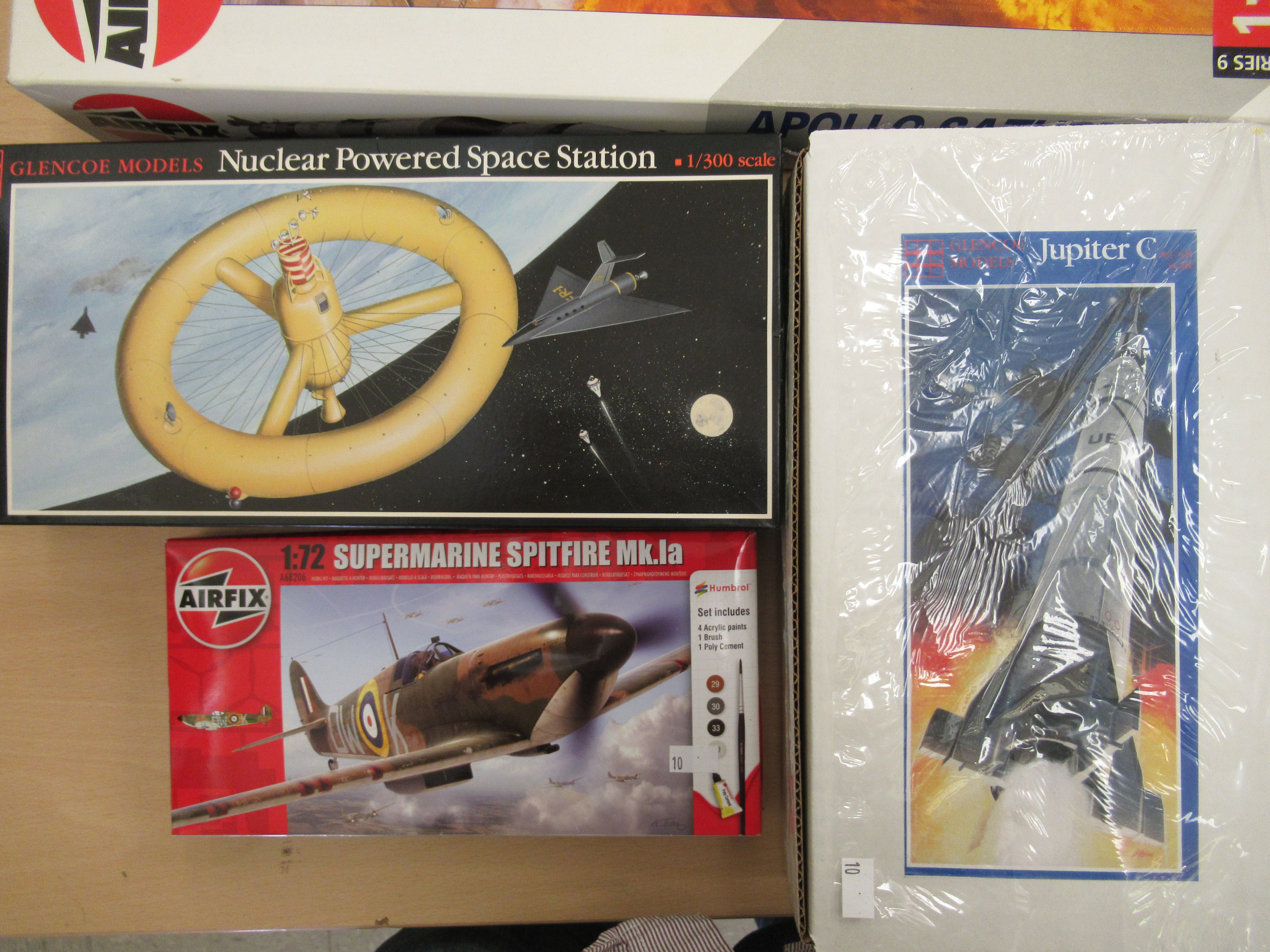 Model kits relating to space travel: to include an Airfix Apollo Saturn V boxed (completeness not - Image 4 of 4