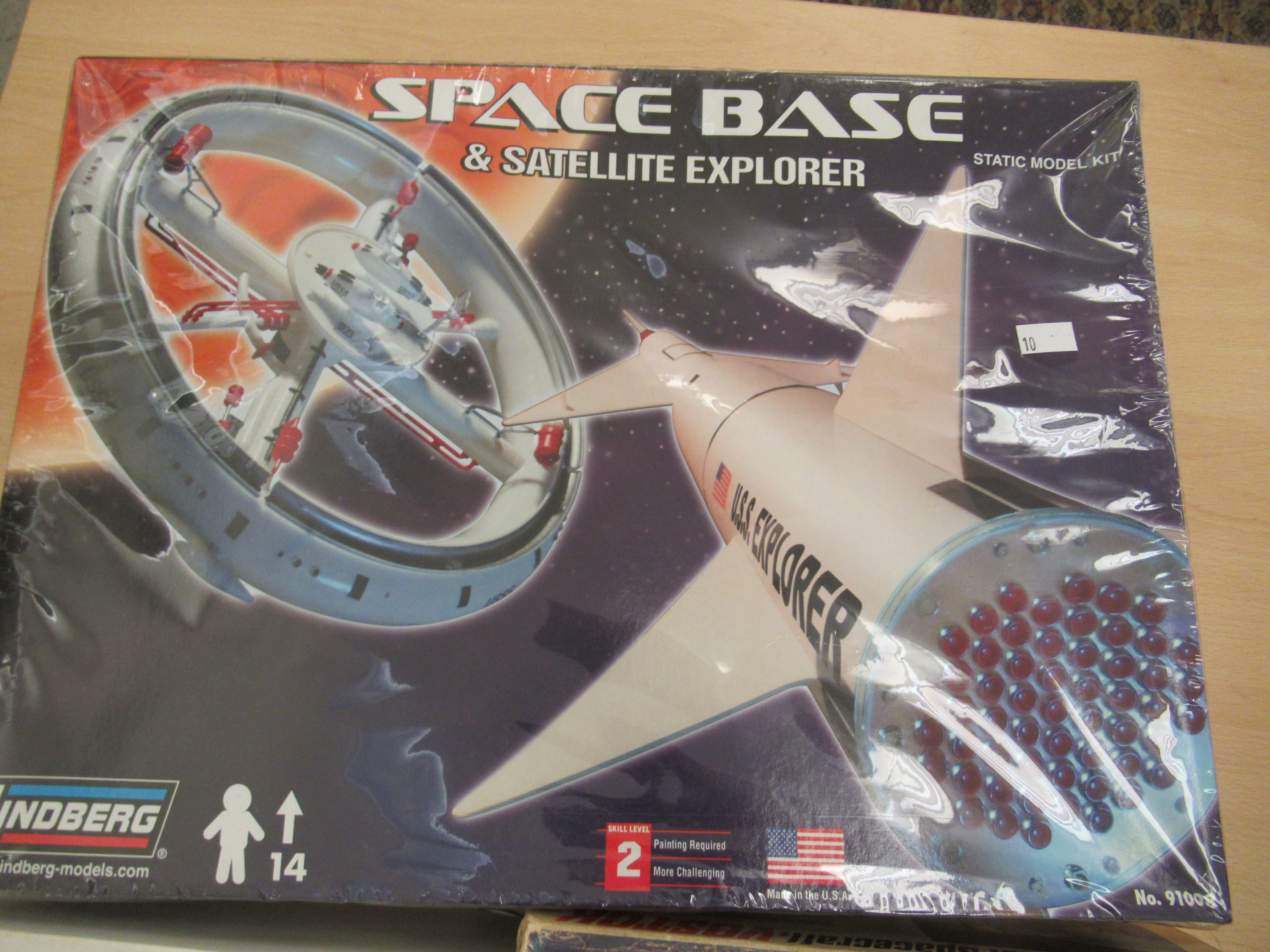 Model kits relating to space travel: to include an Airfix Apollo Saturn V boxed (completeness not - Image 3 of 4