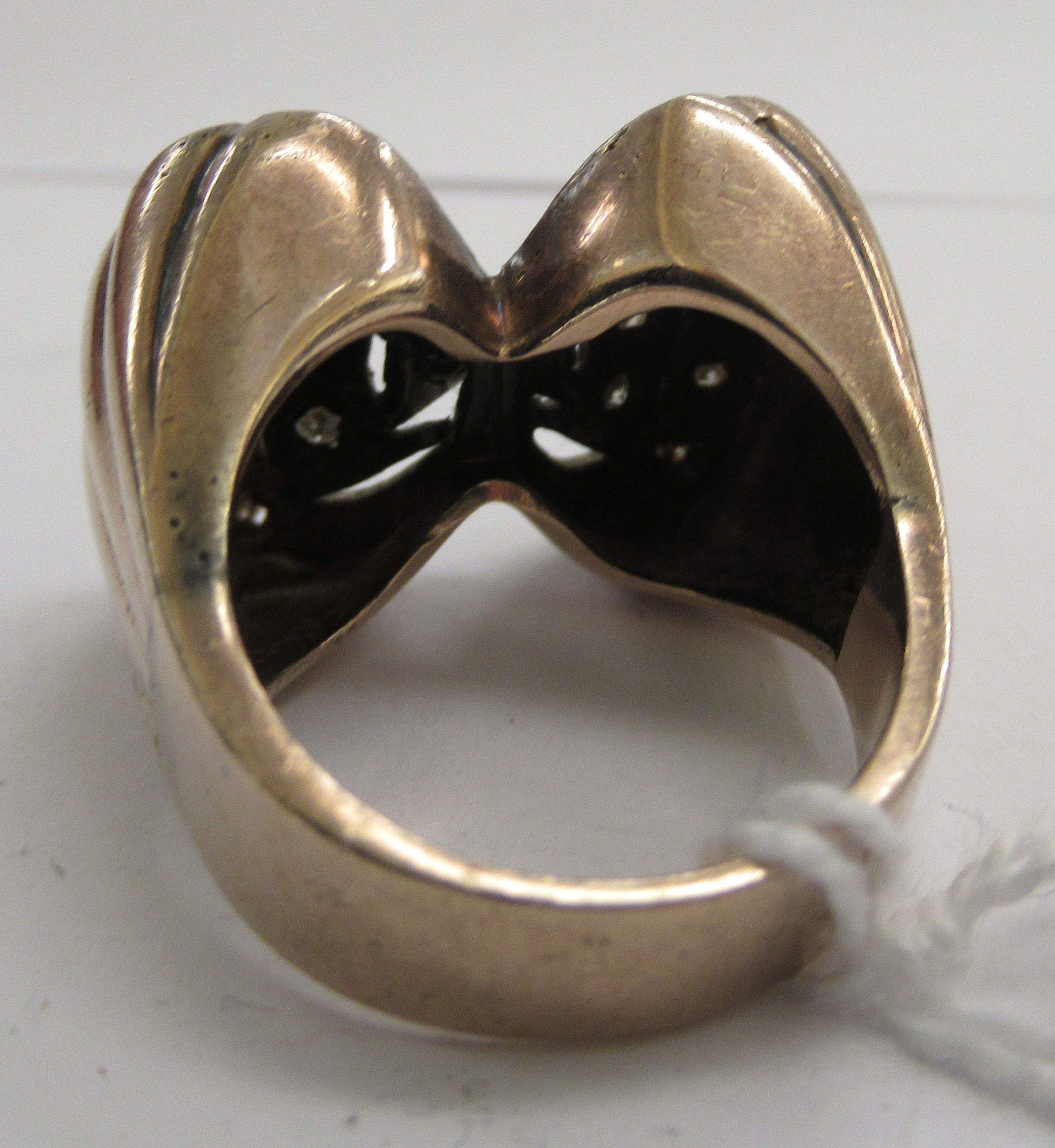 A yellow metal bow design ring, - Image 3 of 3