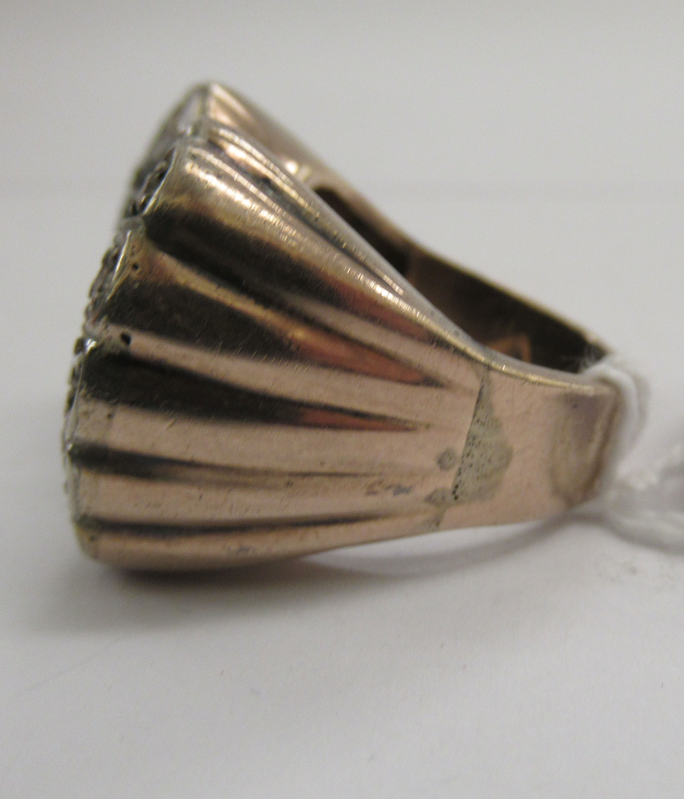 A yellow metal bow design ring, - Image 2 of 3