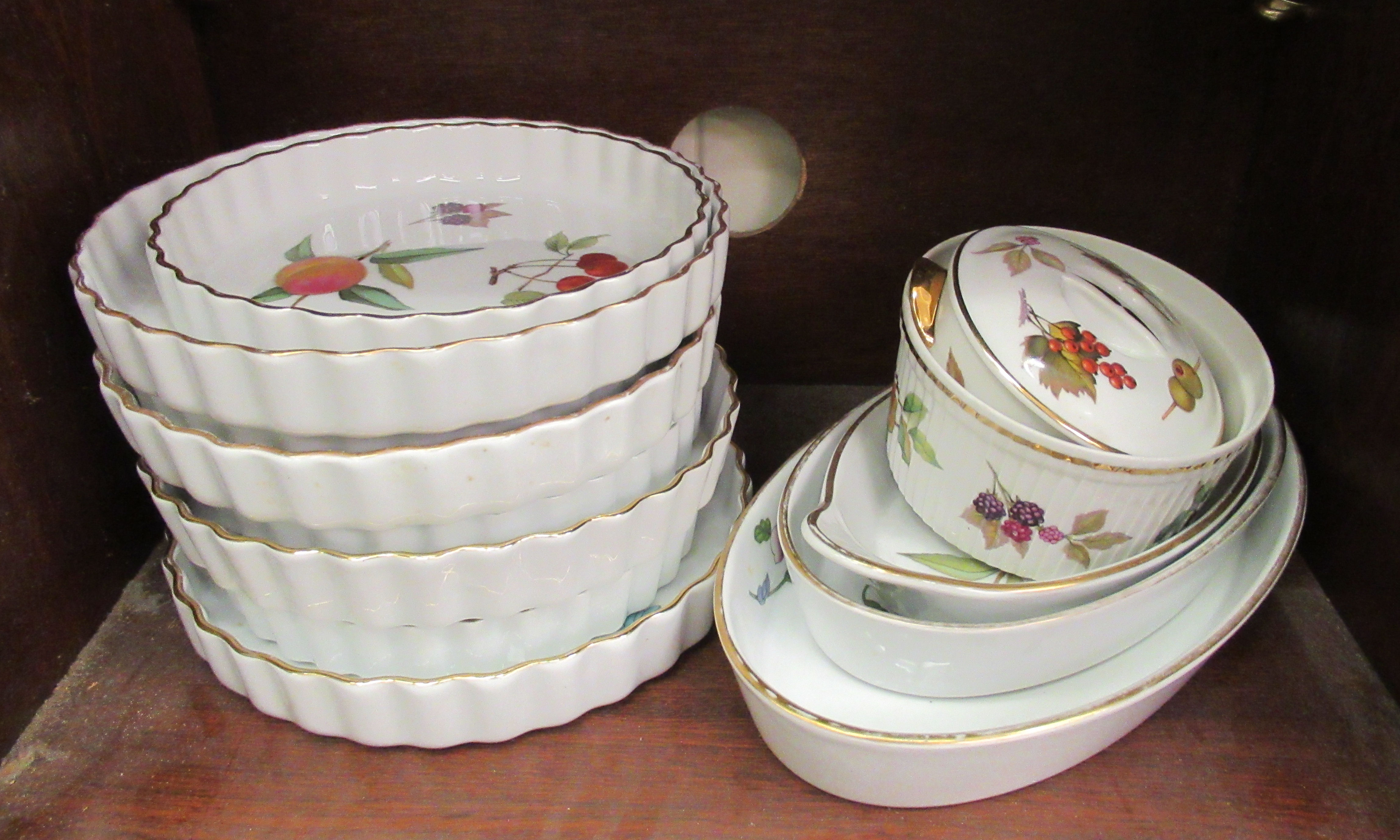 Royal Worcester china Evesham pattern dinner ware: to include a baking dish 14''w OS8 - Image 3 of 4