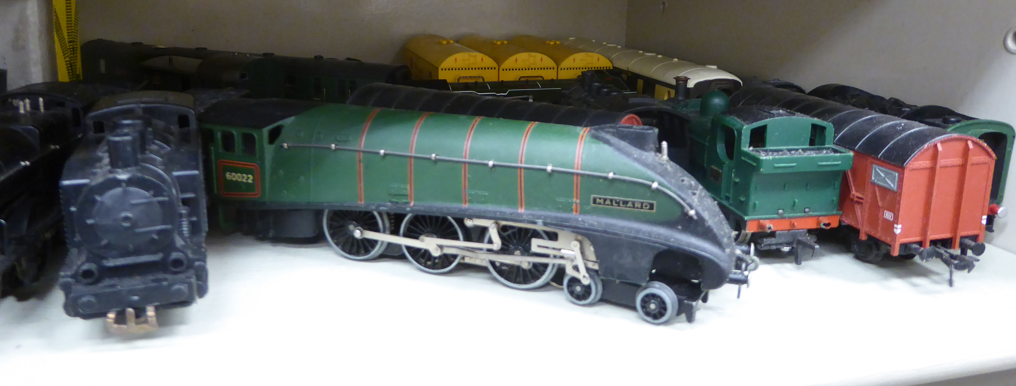 00 gauge and HO gauge model railway accessories: to include a Mallard 4-6-2 locomotive OS2 - Image 4 of 5