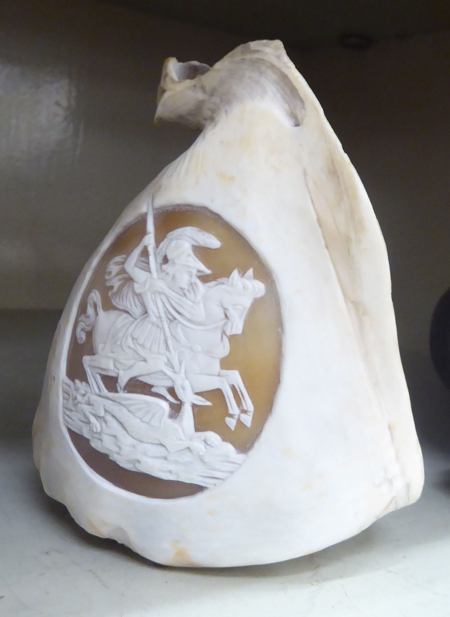 A late 19thC cameo carved conch shell, decorated with a Roman soldier, on horseback 4. - Image 2 of 3