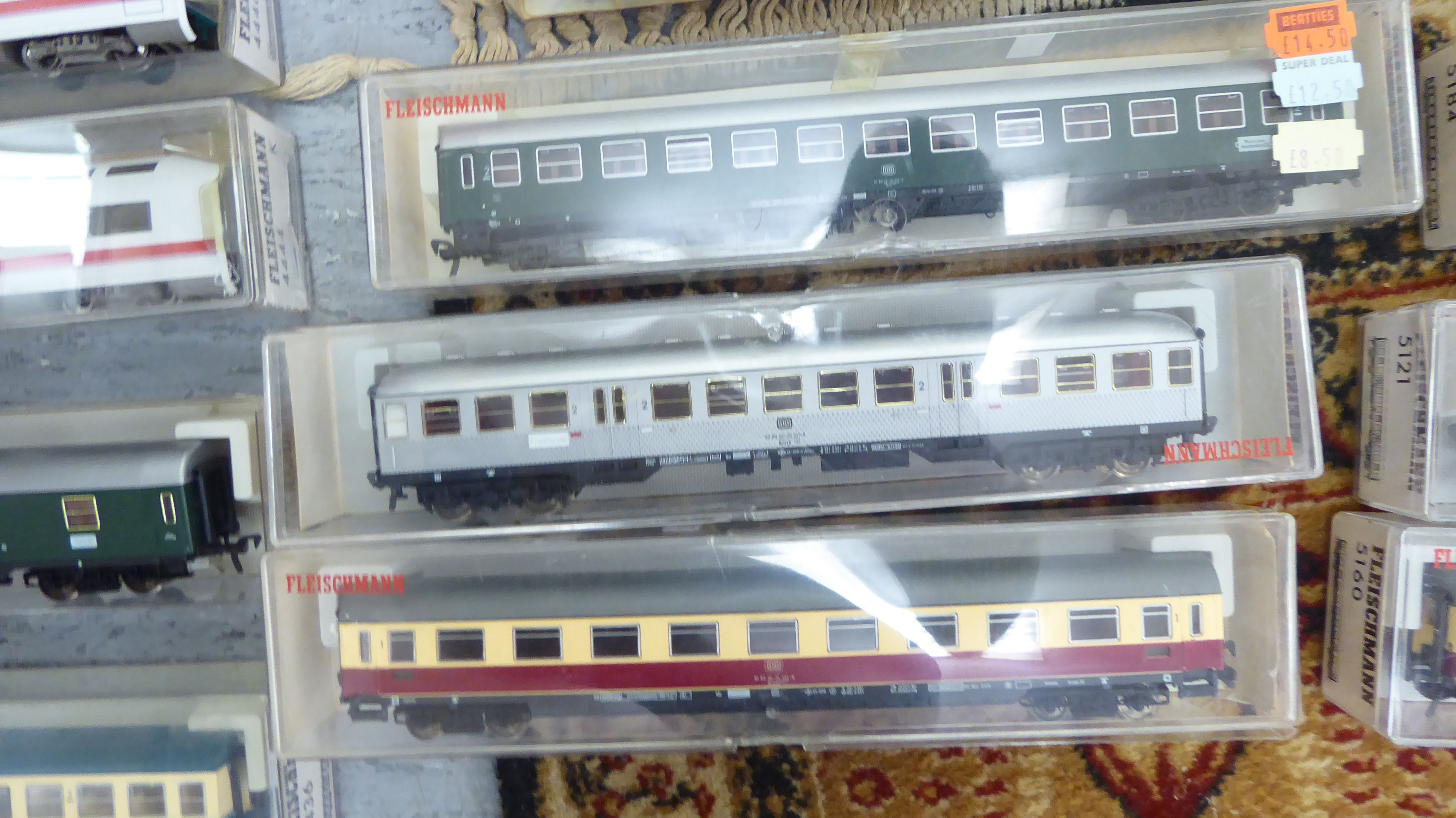 Fleischmann HO gauge model railway accessories: to include an Intercity Express and various coaches - Image 5 of 8