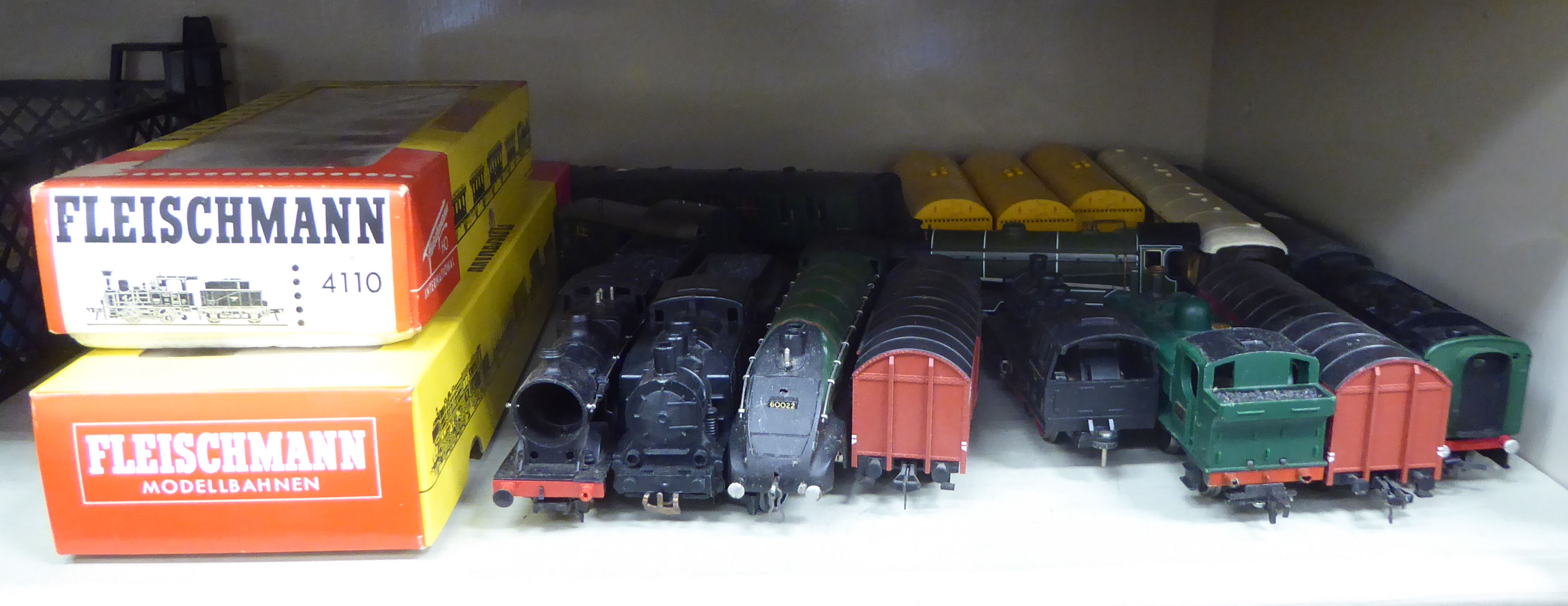 00 gauge and HO gauge model railway accessories: to include a Mallard 4-6-2 locomotive OS2