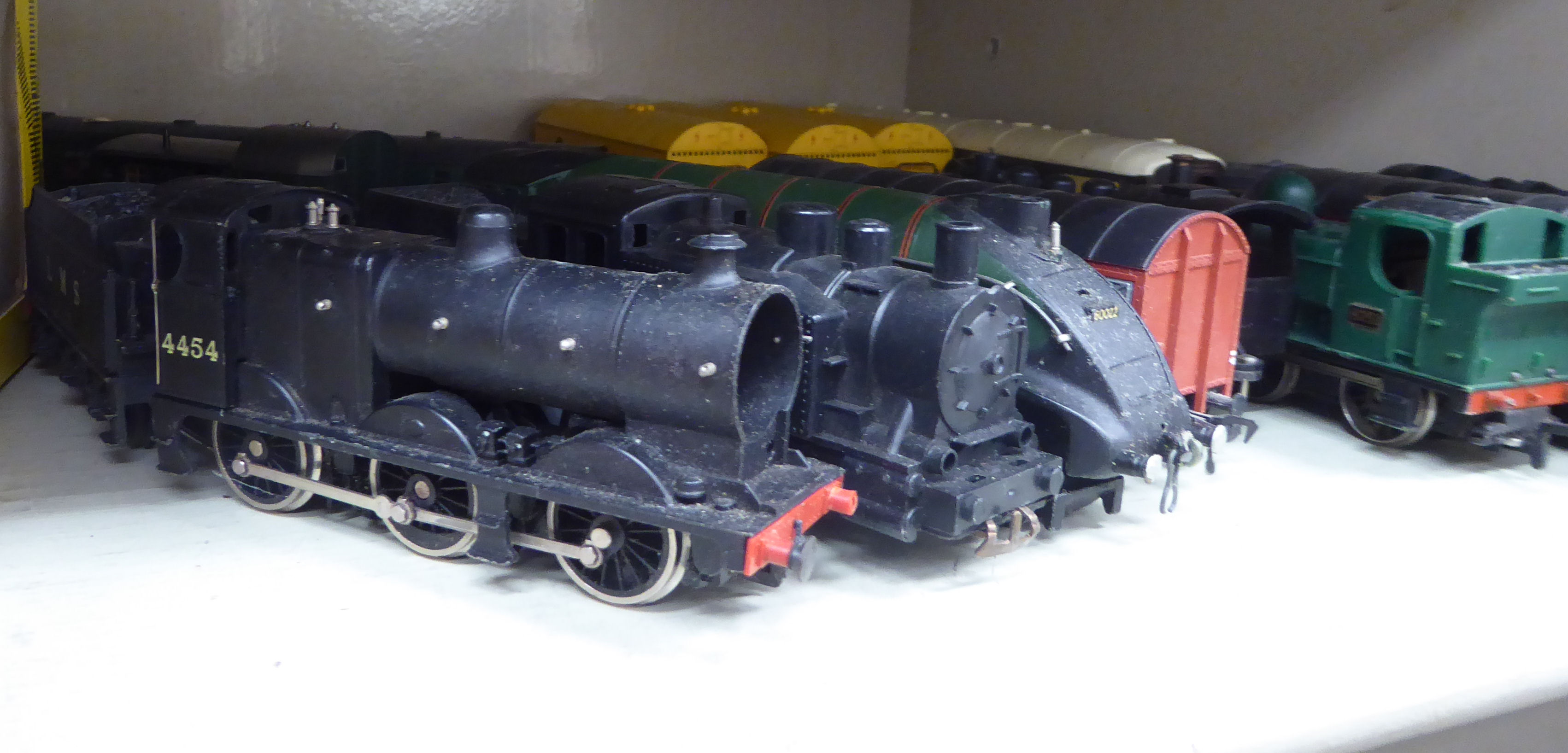 00 gauge and HO gauge model railway accessories: to include a Mallard 4-6-2 locomotive OS2 - Image 3 of 5