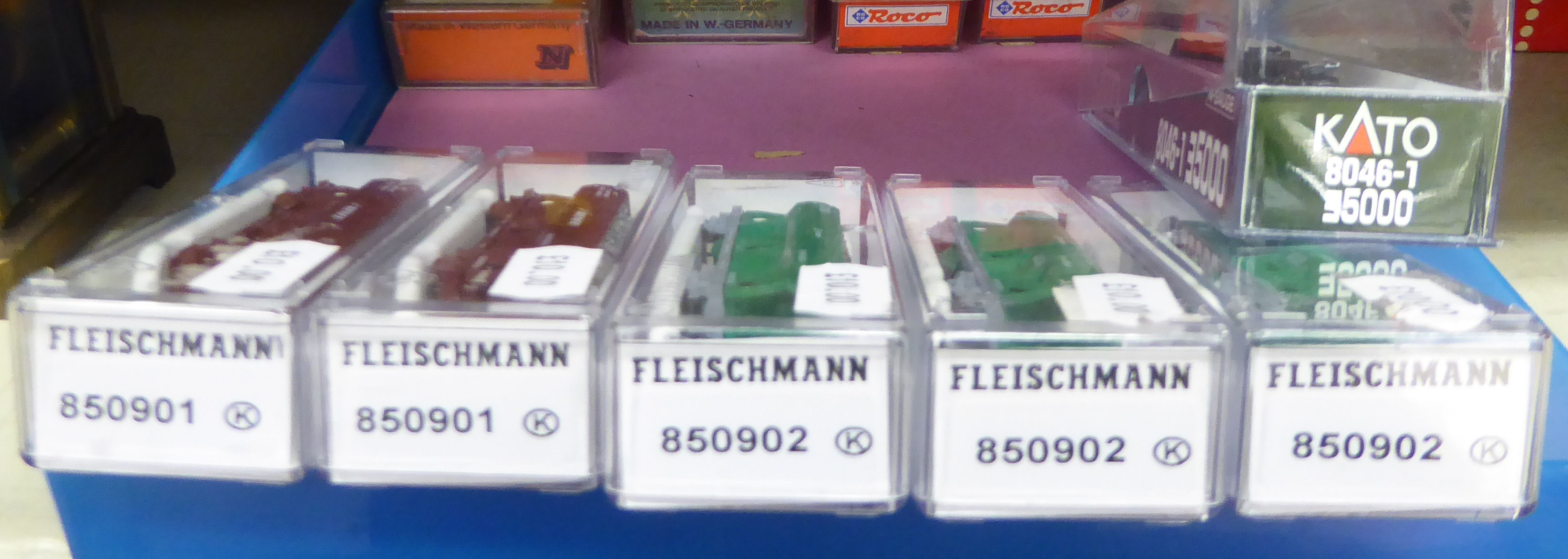 N gauge model railway rolling stock: to include five Fleischmann mint hoppers boxed CA - Image 3 of 3