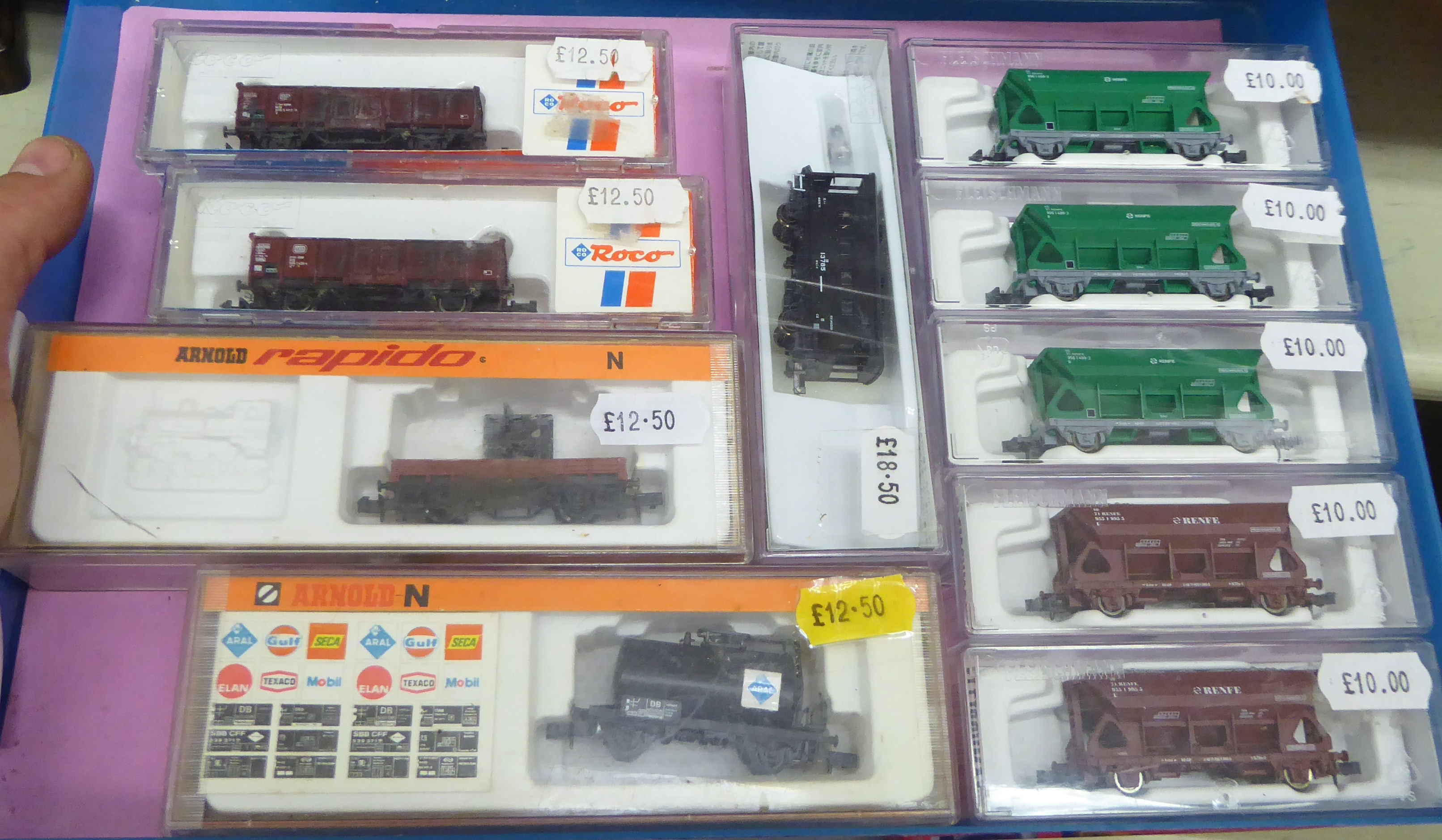 N gauge model railway rolling stock: to include five Fleischmann mint hoppers boxed CA