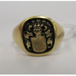 An 18ct gold seal design signet ring 11