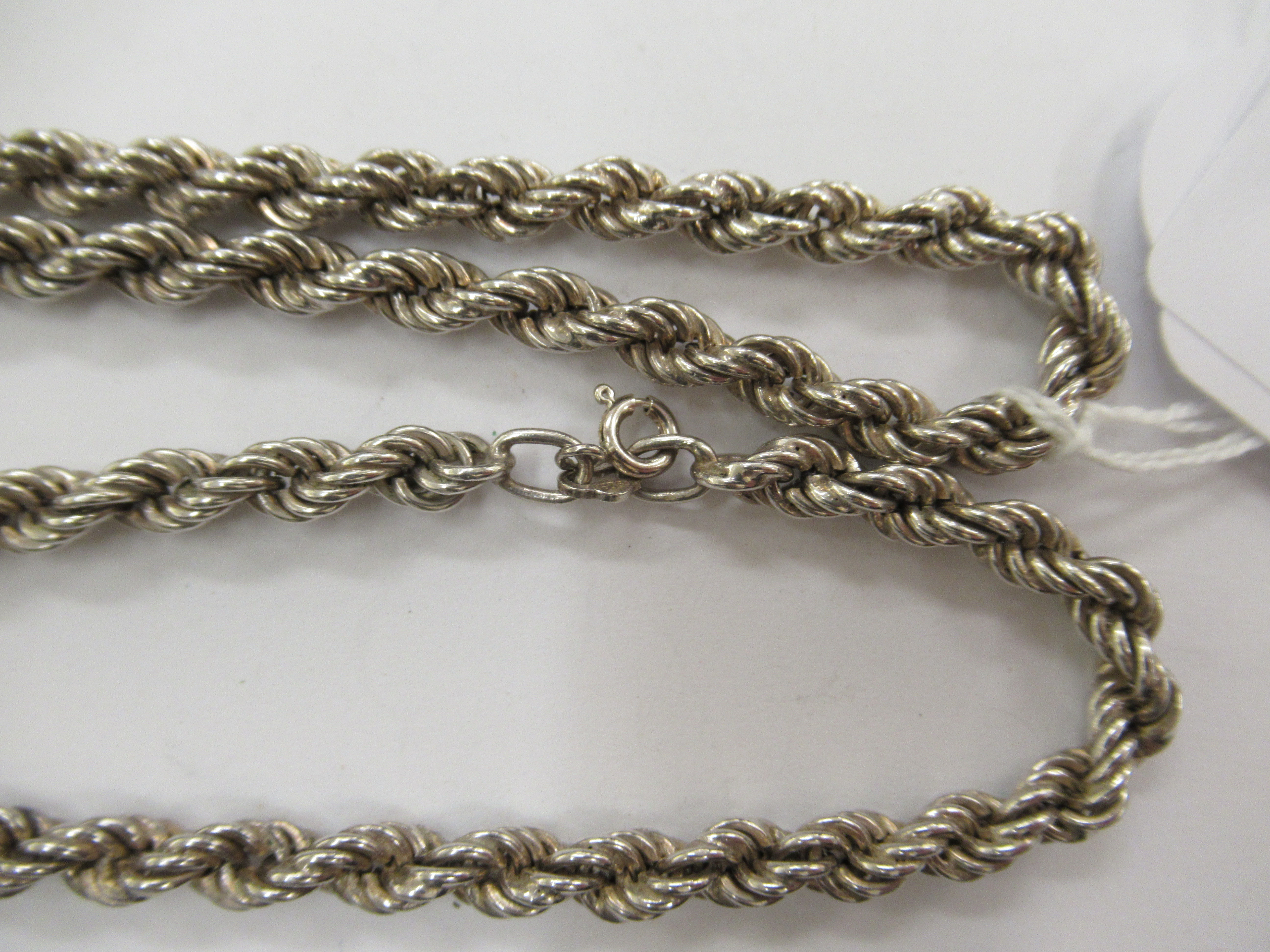 A silver coloured metal ropetwist neckchain 11 - Image 2 of 2