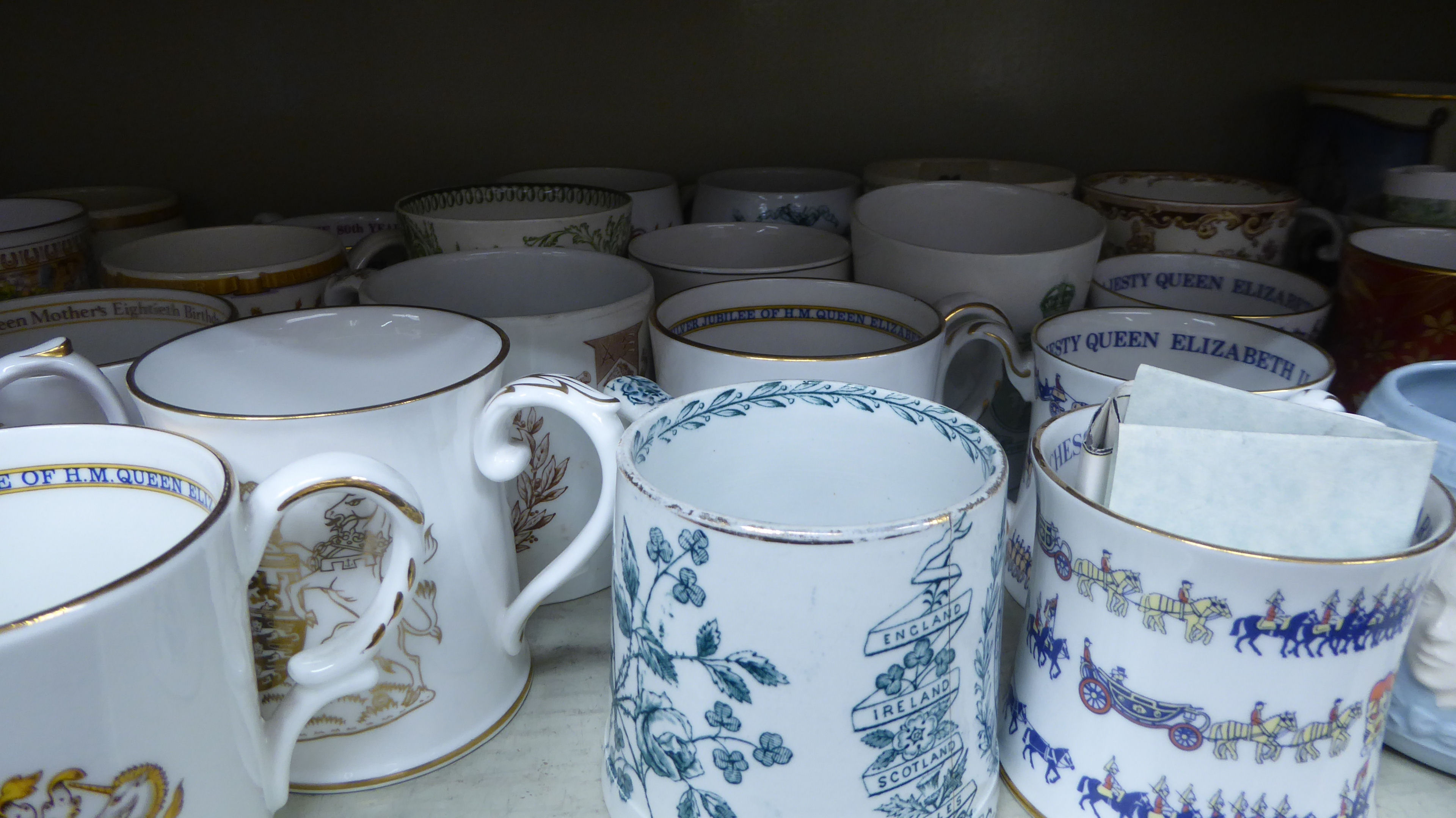20thC china Royal commemorative mugs and beakers: to include one celebrating the Coronation of - Bild 3 aus 4