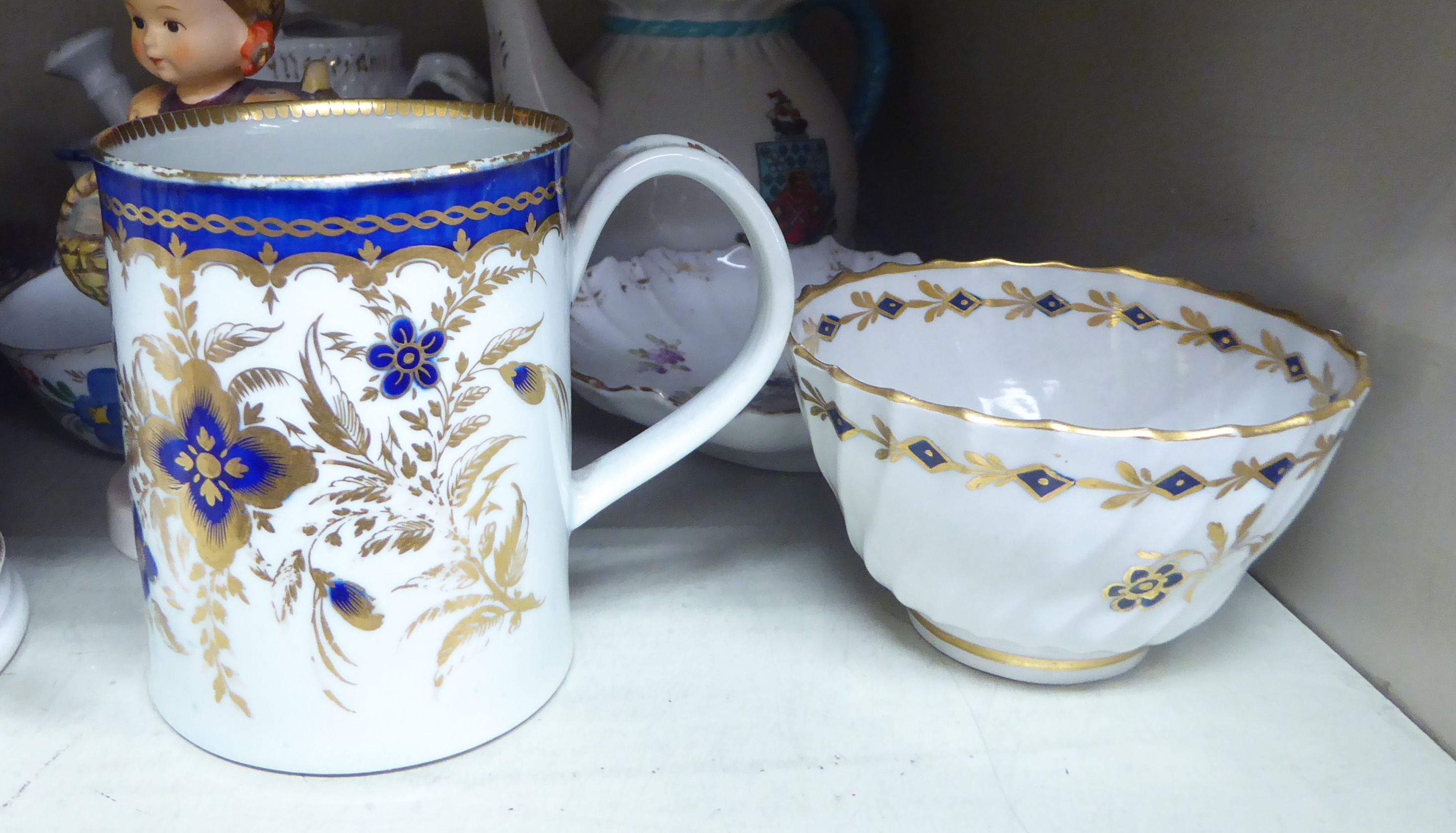 Ceramics: to include a late 18thC Worcester Flight porcelain tea bowl OS1 - Bild 4 aus 4