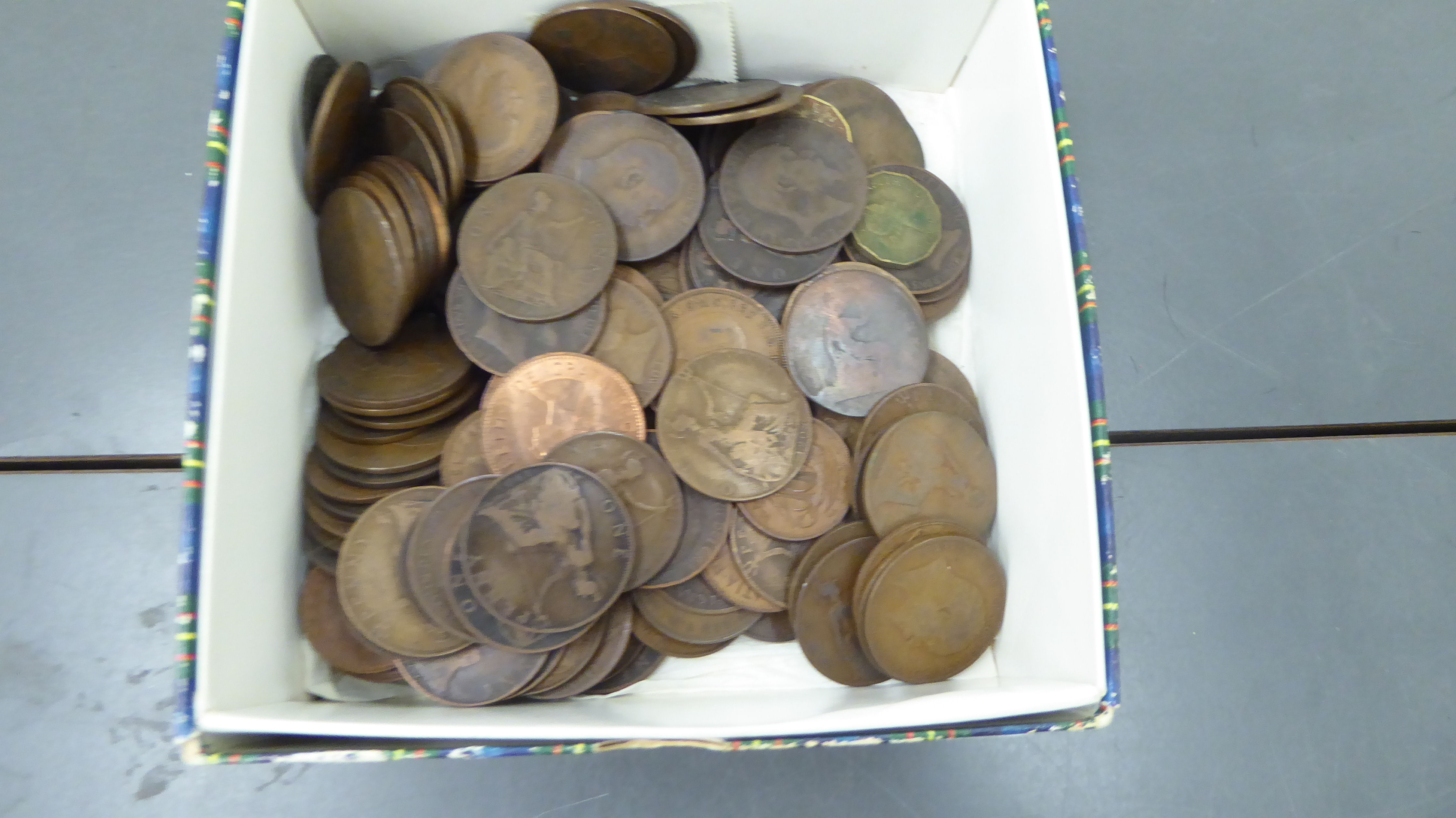 A mixed lot: to include pens, coins, - Image 2 of 8