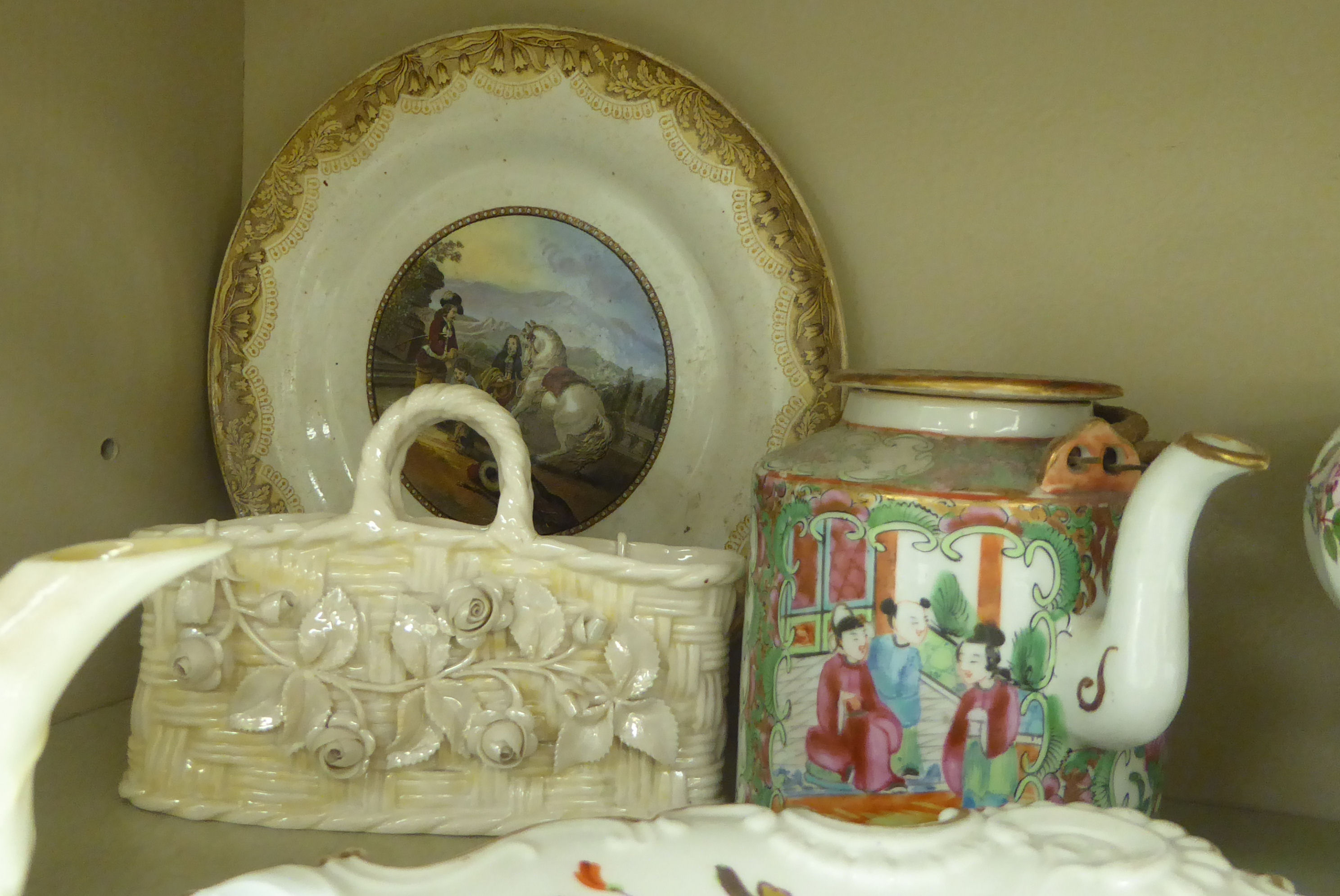 Decorative ceramics: to include a Belleek porcelain teapot and a basket vase 4''h OS3 - Bild 3 aus 4