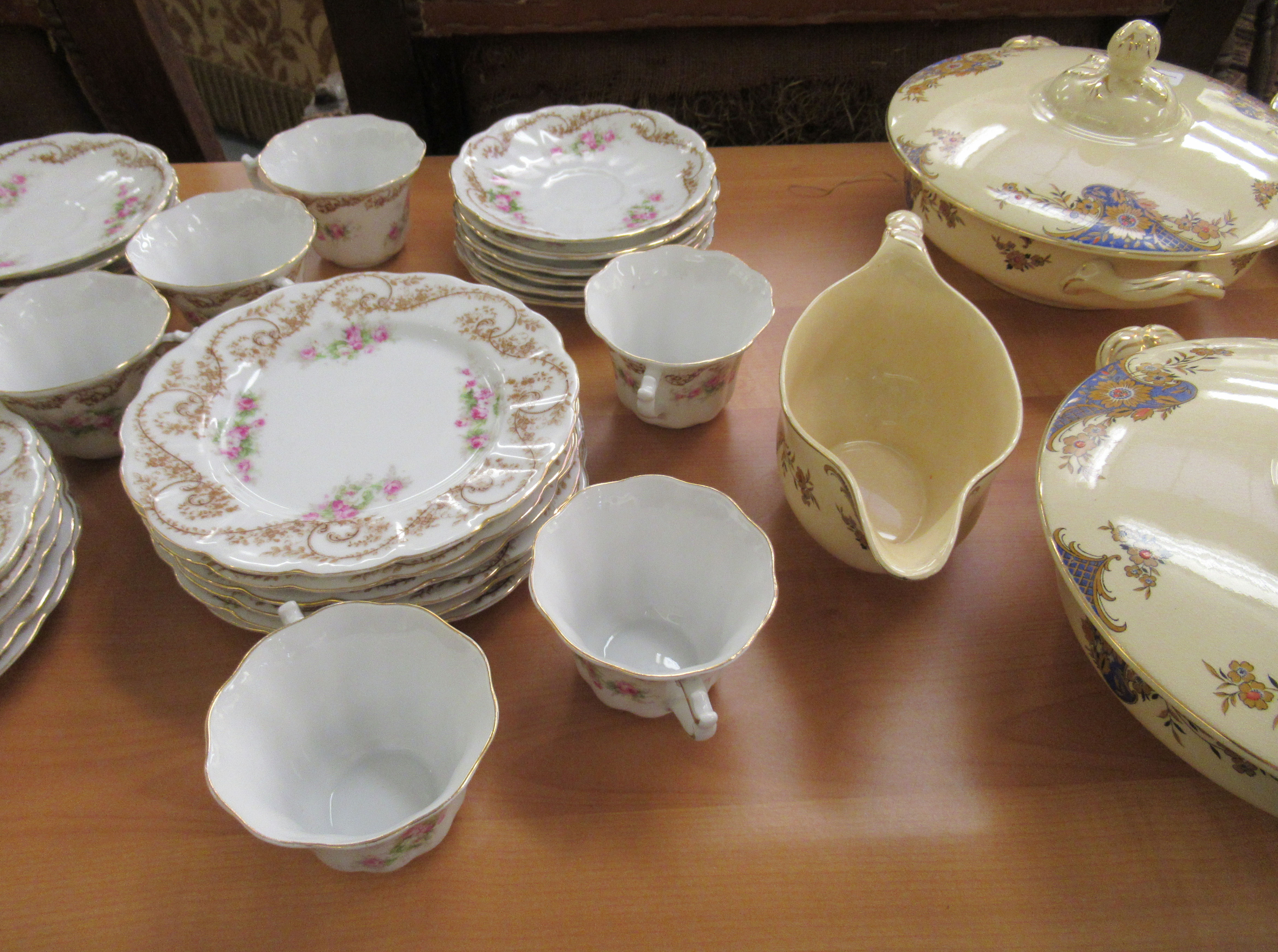A Johnson Brothers Victorian pattern china dinner service; and a late Victorian china tea set, - Bild 3 aus 5