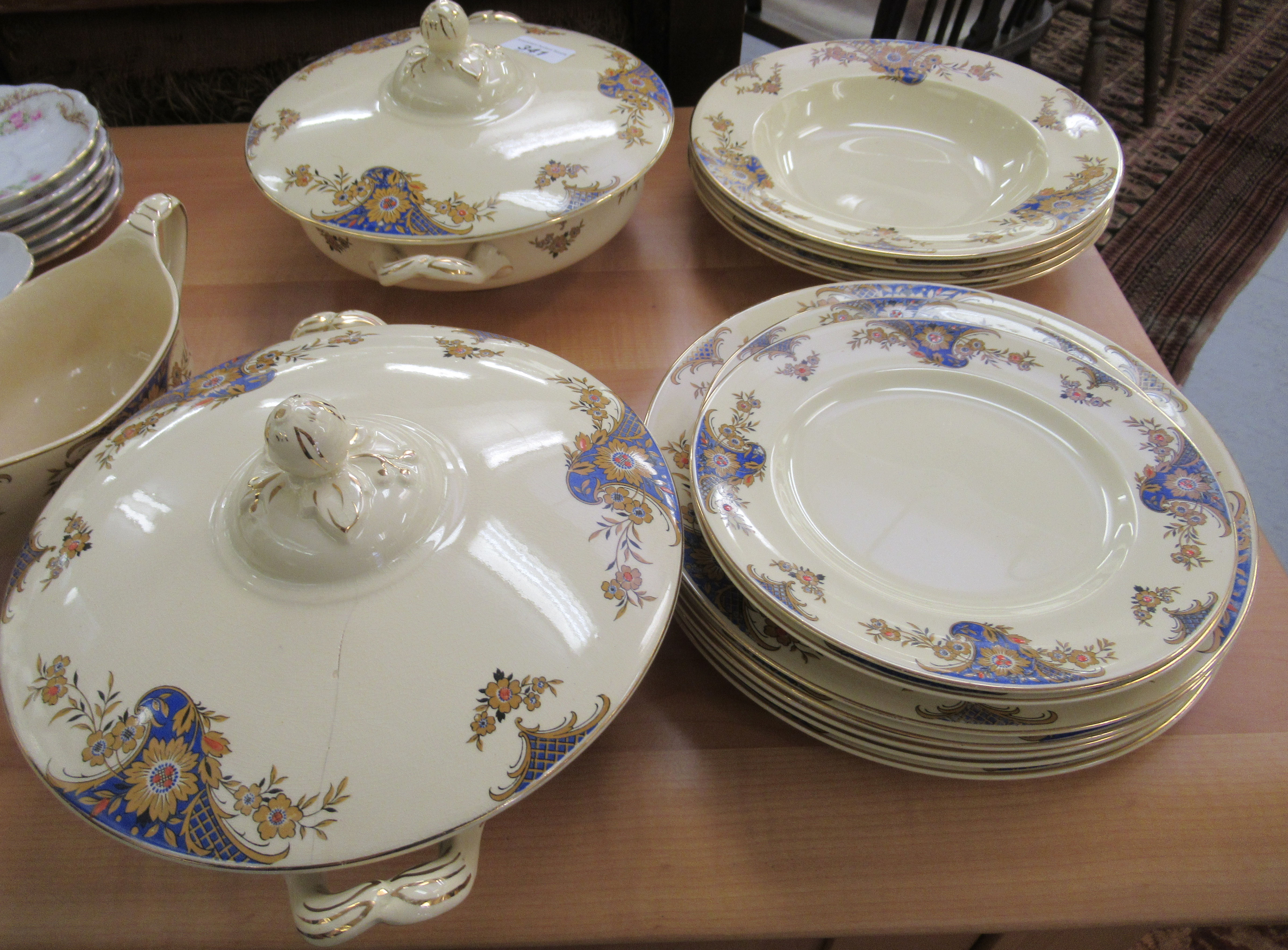 A Johnson Brothers Victorian pattern china dinner service; and a late Victorian china tea set, - Bild 4 aus 5