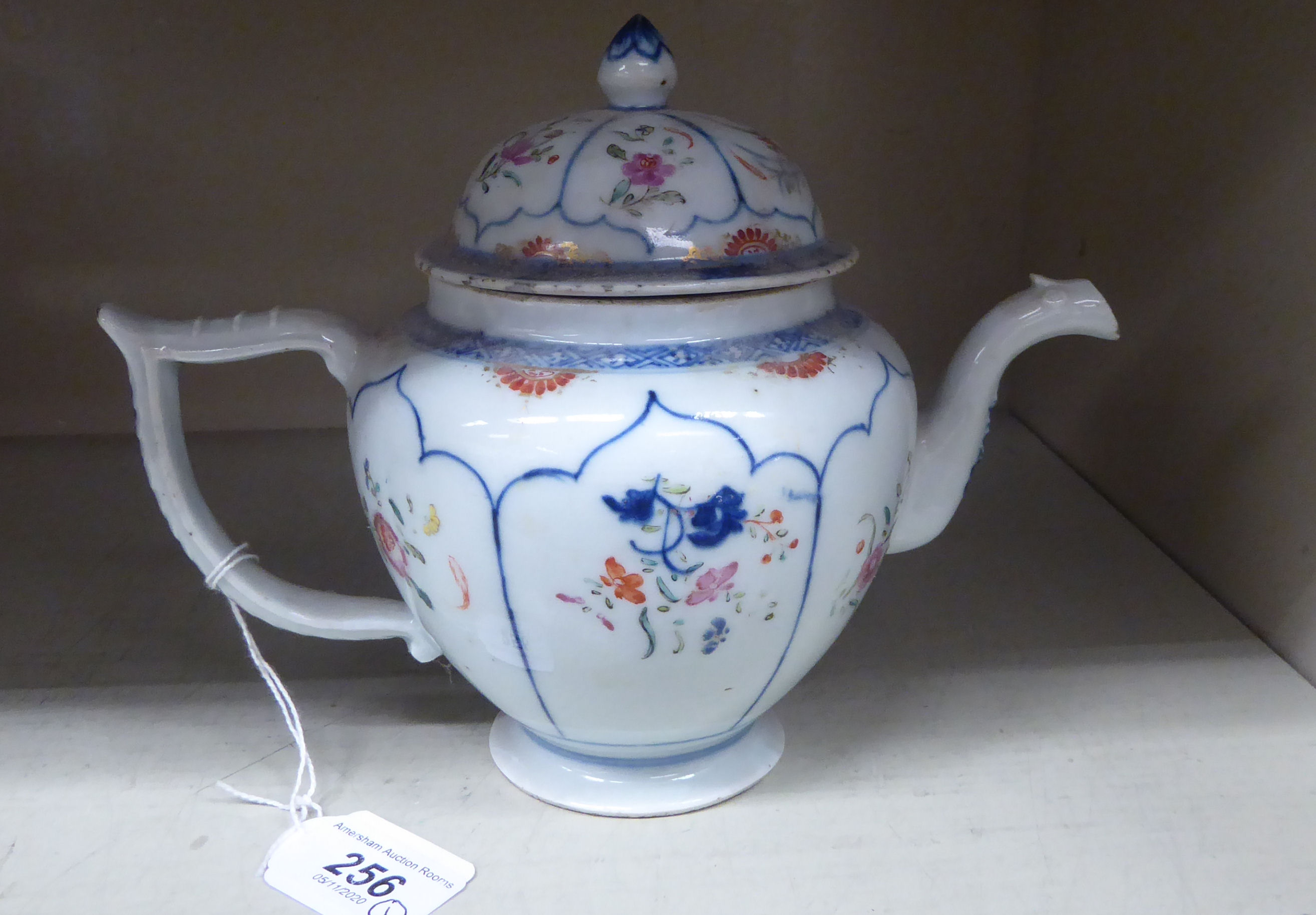 A late 18thC Chinese Export porcelain teapot and cover, decorated with panels of flora 6. - Bild 2 aus 4