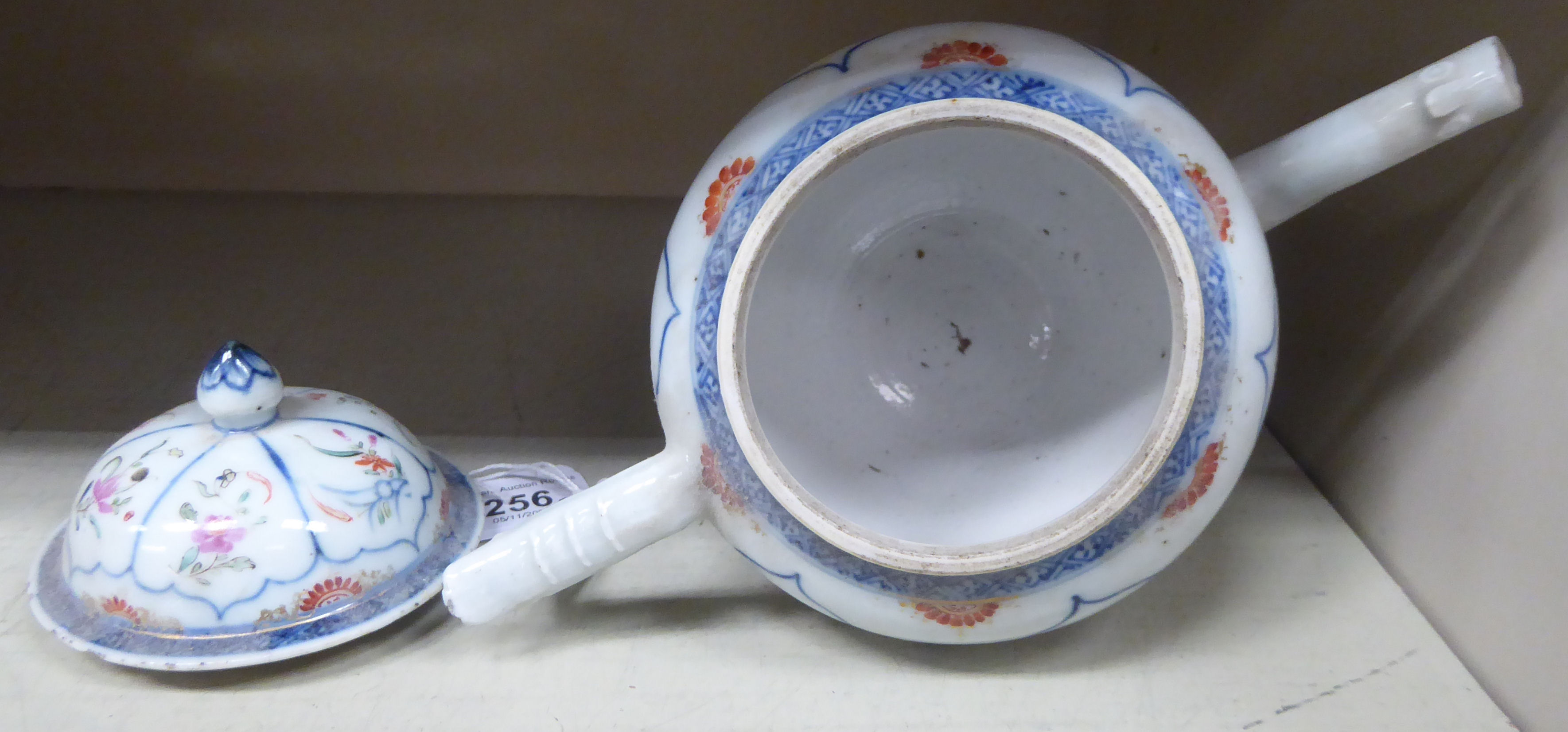 A late 18thC Chinese Export porcelain teapot and cover, decorated with panels of flora 6. - Bild 4 aus 4