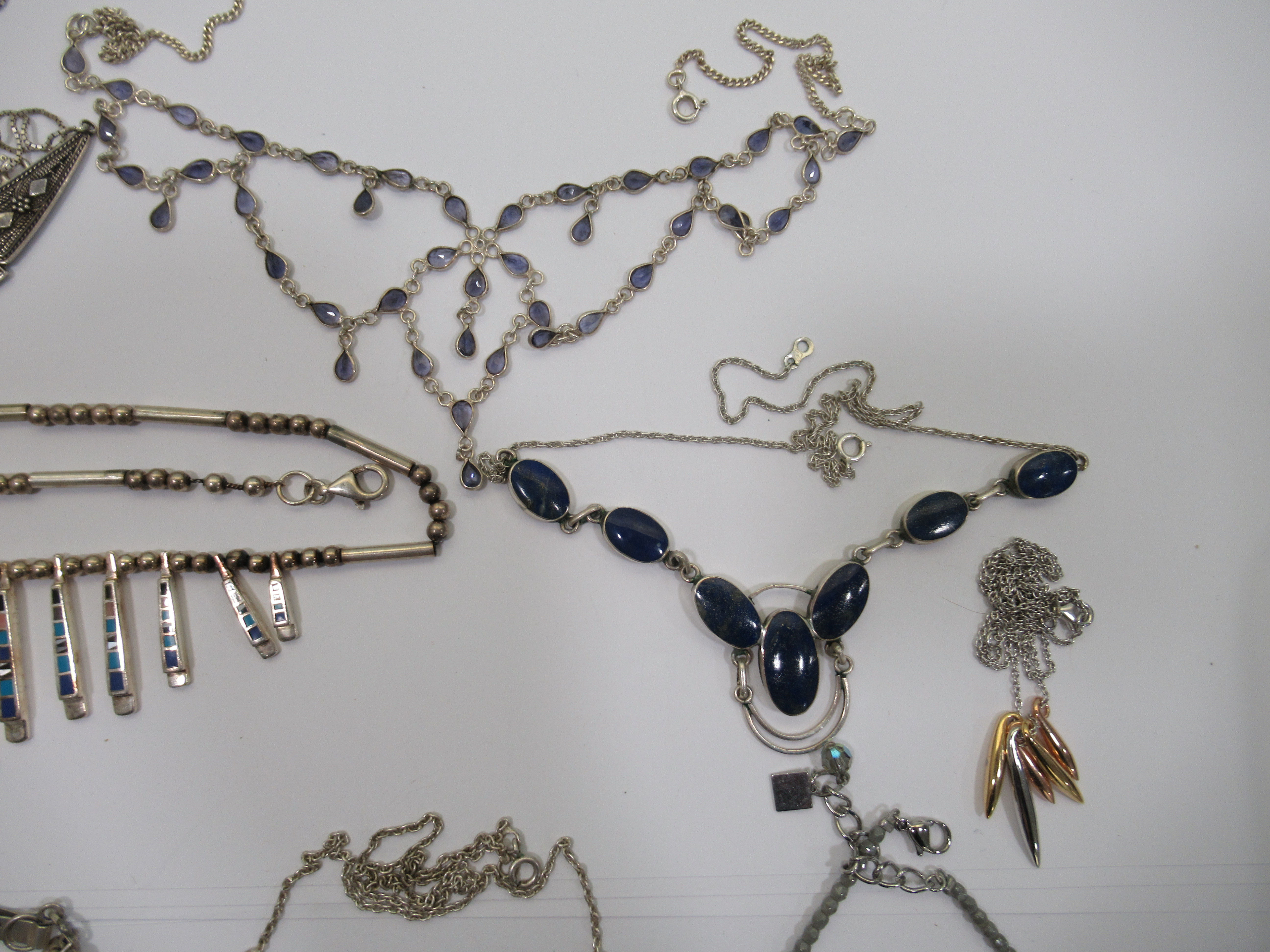 Silver and white metal designer jewellery: to include a bar and bead link enamelled necklace - Image 3 of 5