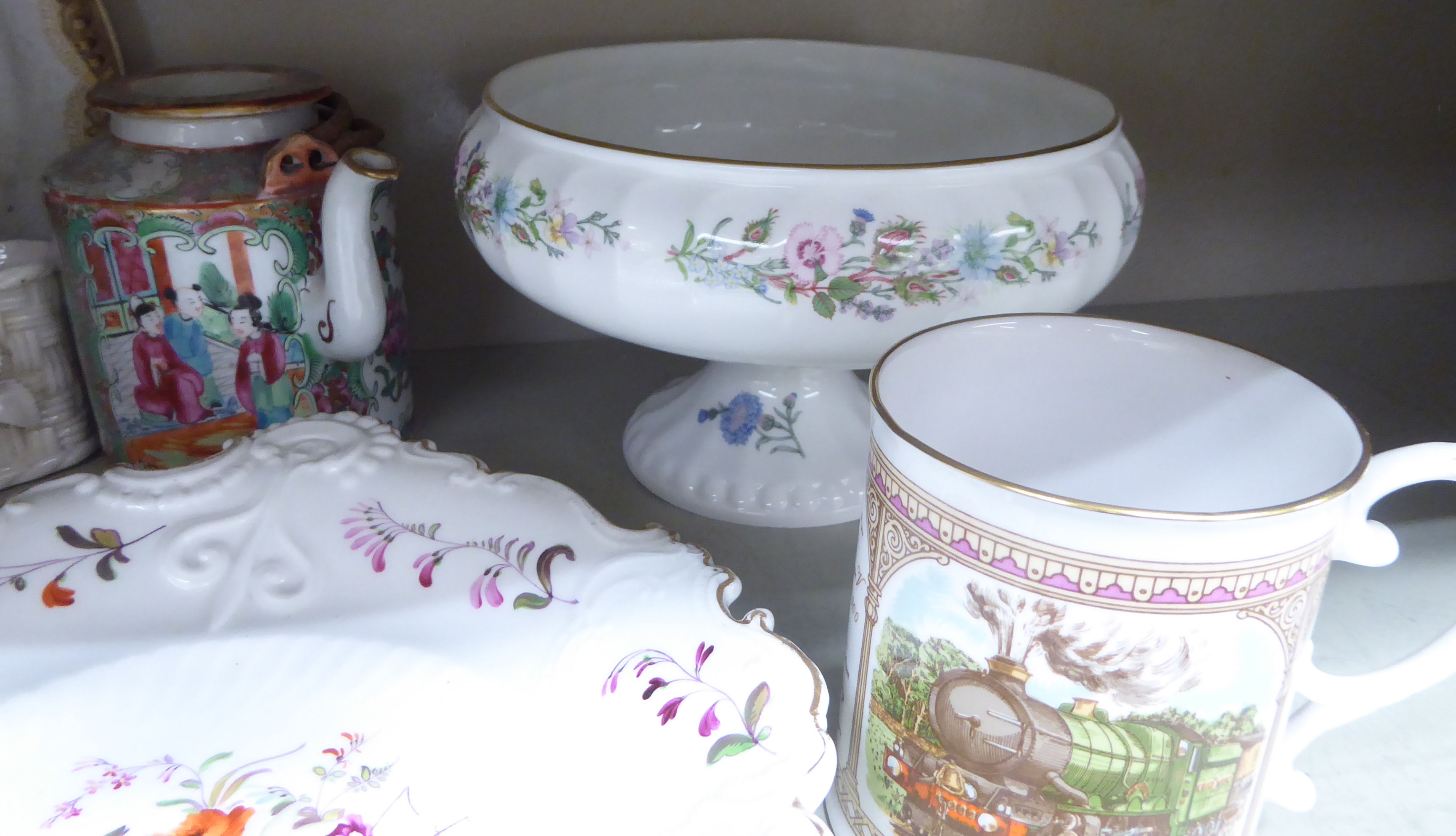 Decorative ceramics: to include a Belleek porcelain teapot and a basket vase 4''h OS3 - Bild 4 aus 4