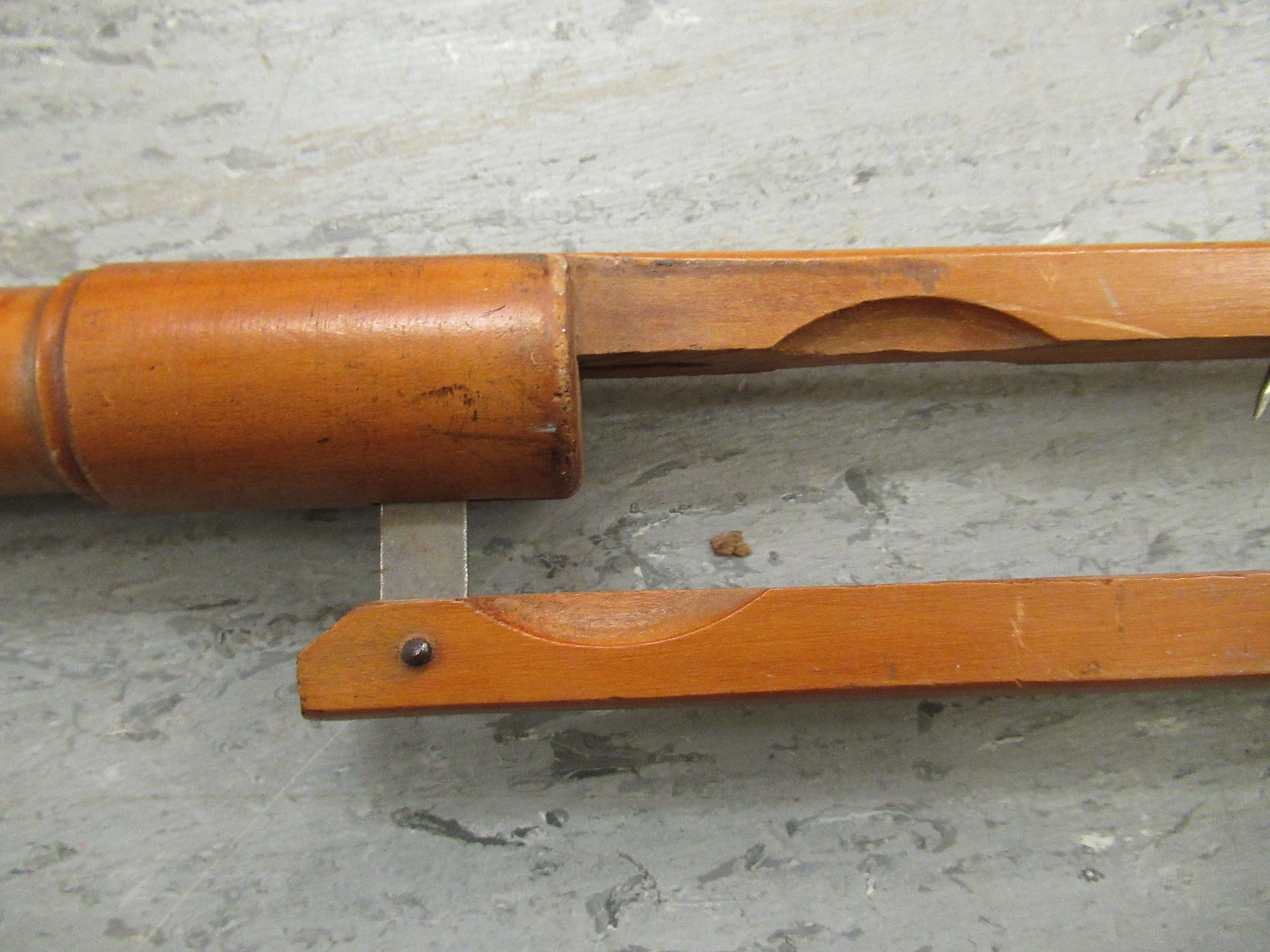 An early 20thC beech newspaper holder with a turned handle CA - Bild 3 aus 3