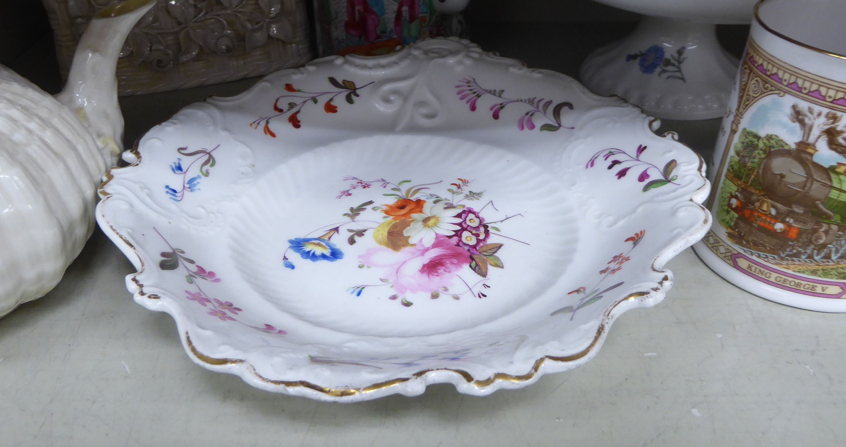 Decorative ceramics: to include a Belleek porcelain teapot and a basket vase 4''h OS3 - Bild 2 aus 4