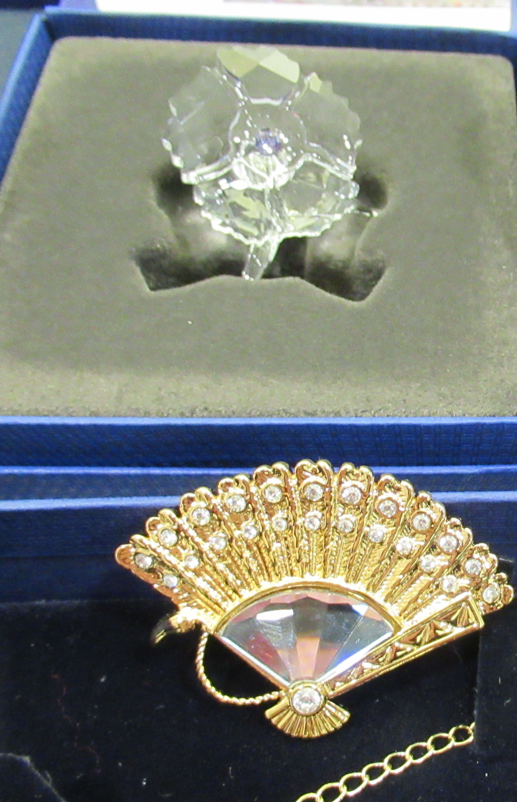 Swarovski crystal jewellery: to include a fan design brooch, - Image 4 of 4