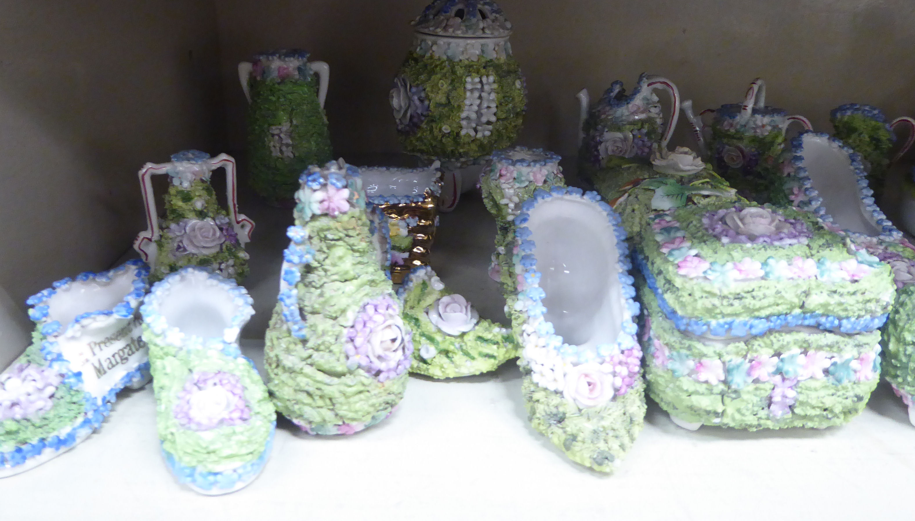 Continental porcelain vases, model shoes and ornaments, - Bild 2 aus 4