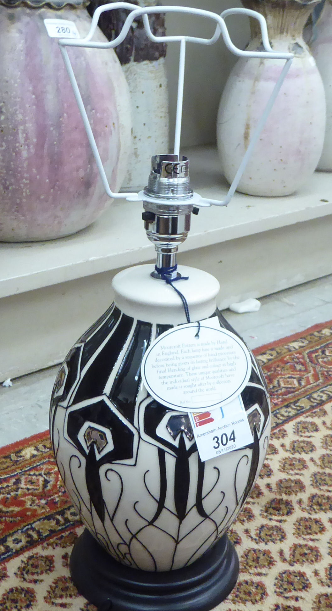 A Moorcroft pottery table lamp, - Bild 2 aus 3