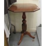 An early 20thC mahogany pedestal table,