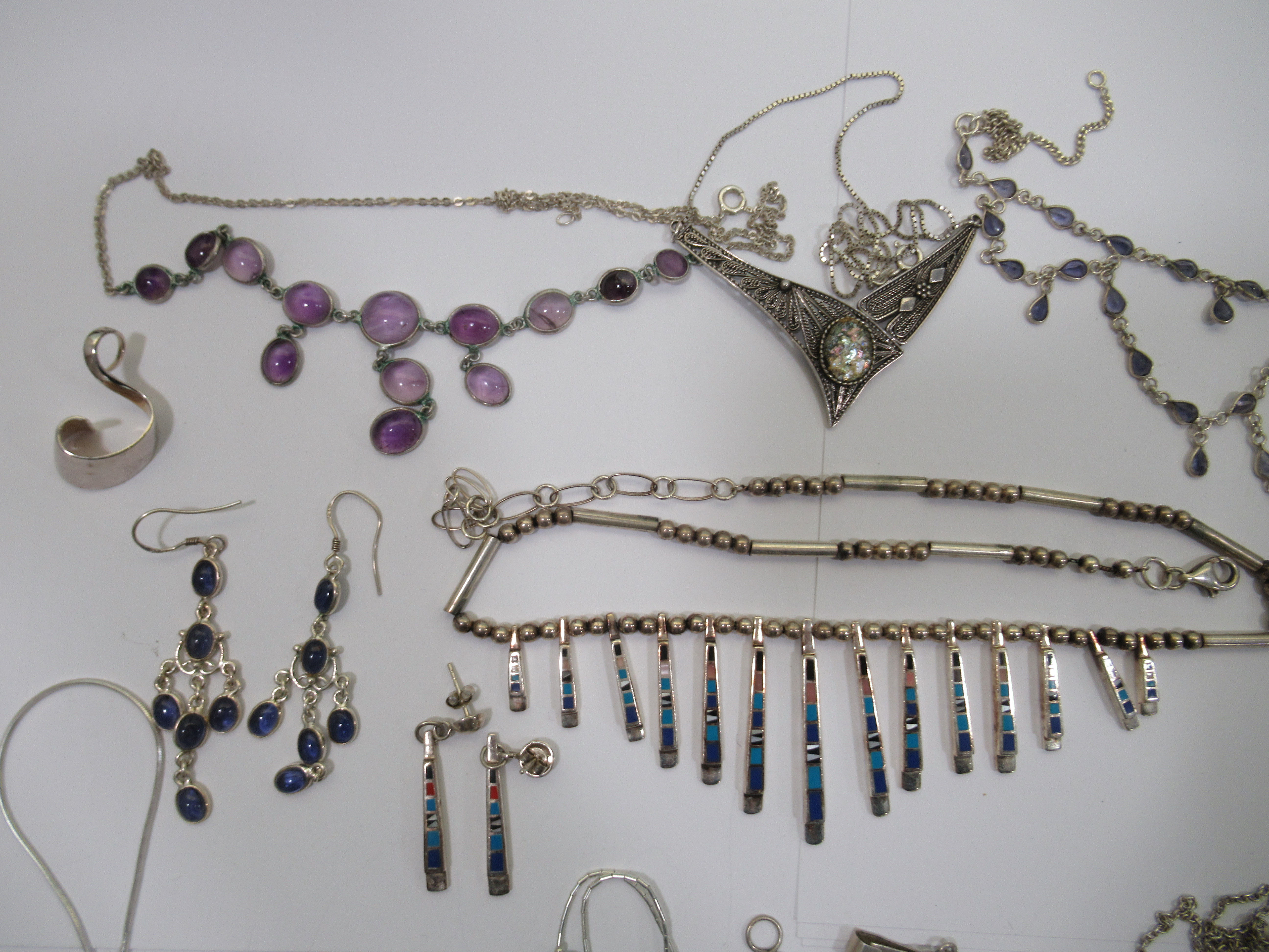 Silver and white metal designer jewellery: to include a bar and bead link enamelled necklace - Image 2 of 5