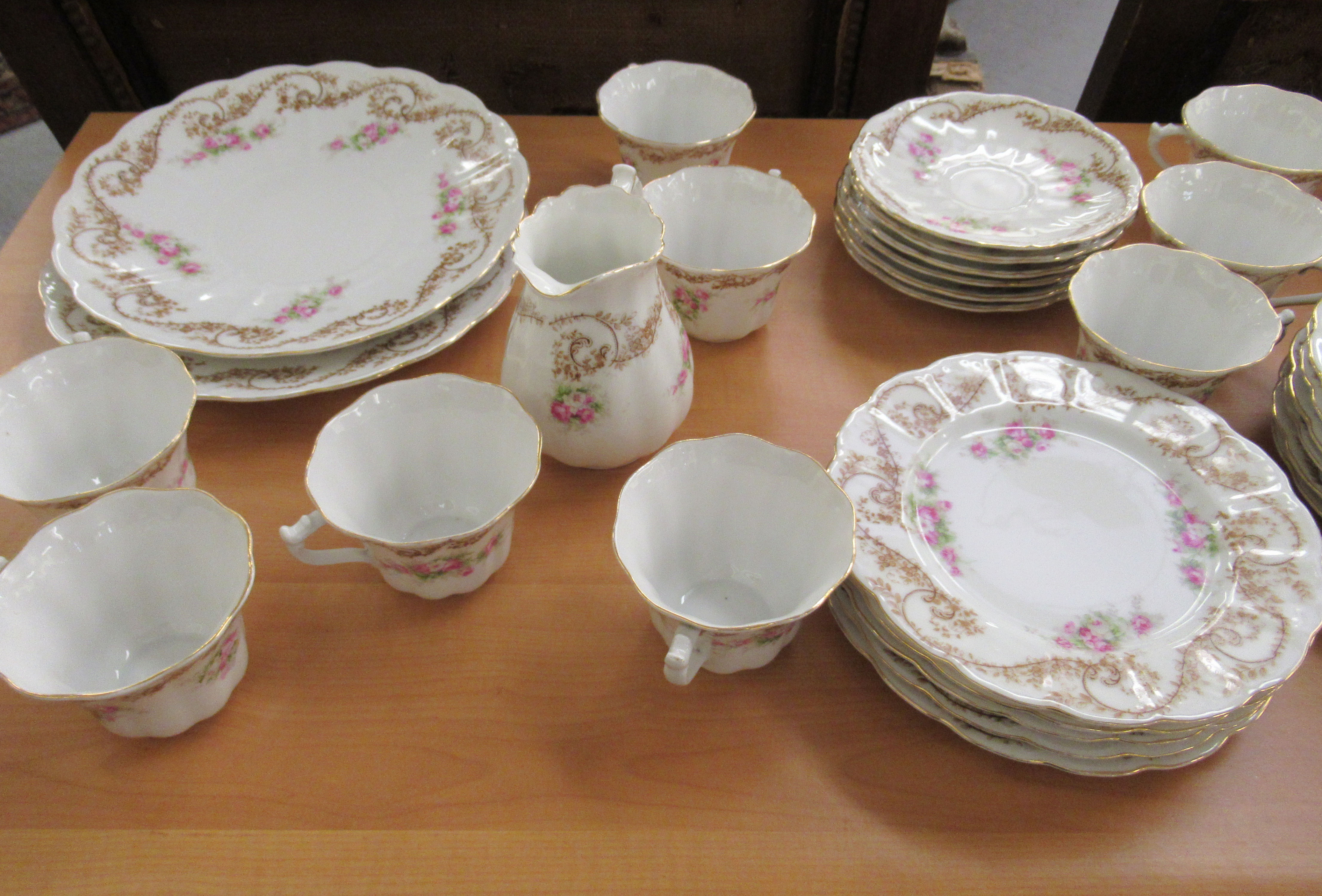 A Johnson Brothers Victorian pattern china dinner service; and a late Victorian china tea set, - Bild 2 aus 5
