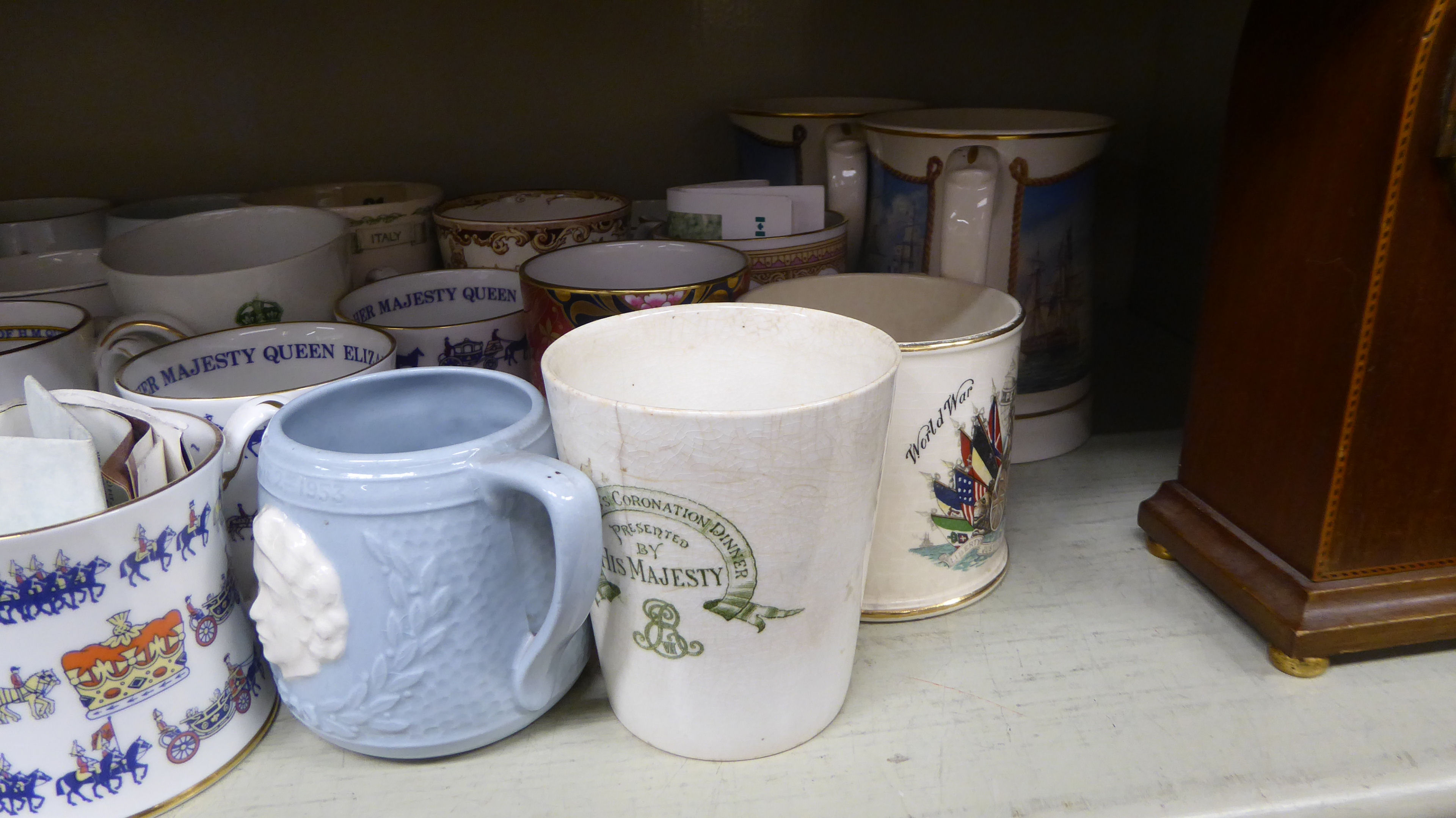 20thC china Royal commemorative mugs and beakers: to include one celebrating the Coronation of - Bild 4 aus 4