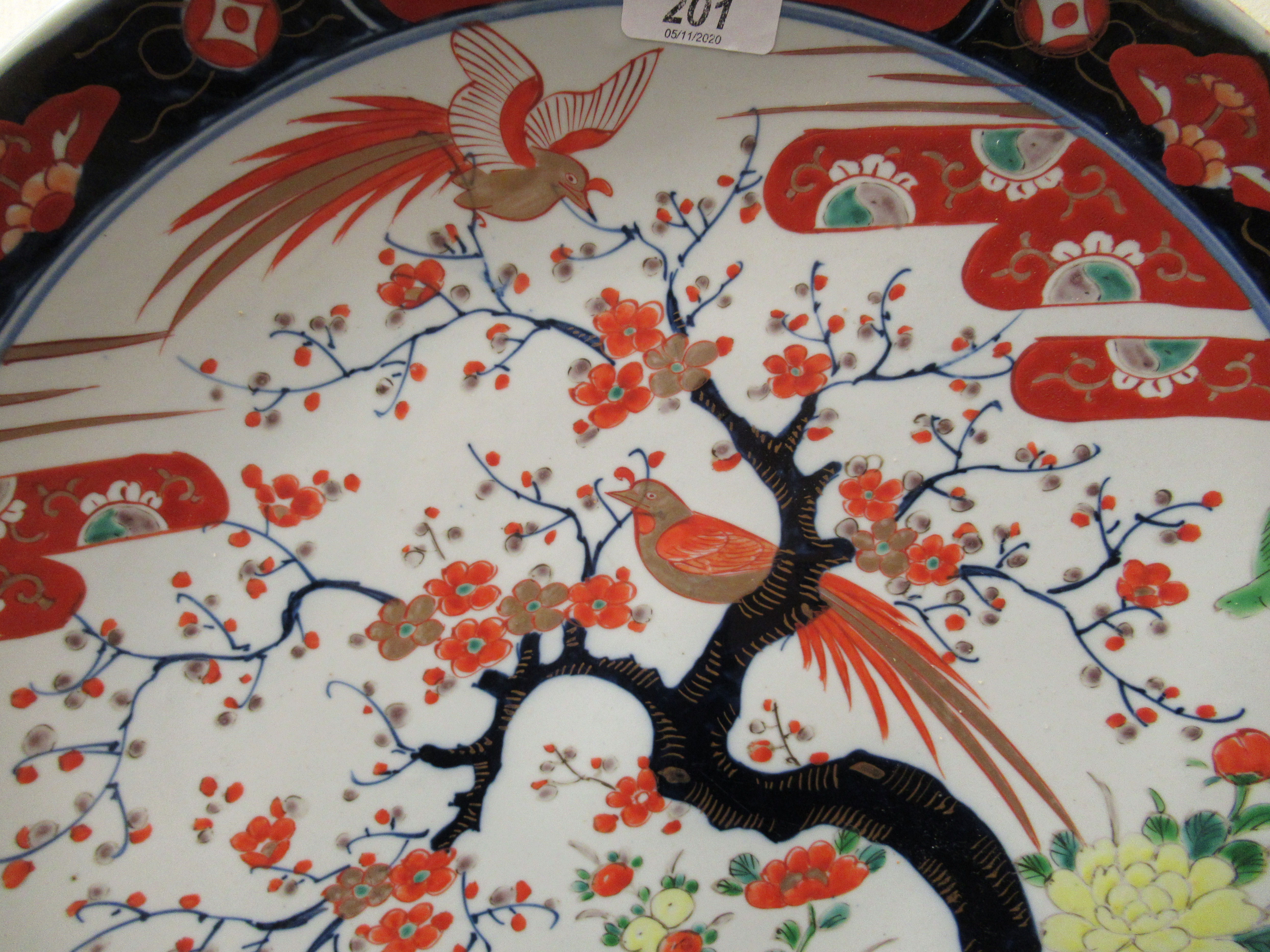 An early 20thC Japanese Imari porcelain charger, - Bild 2 aus 3