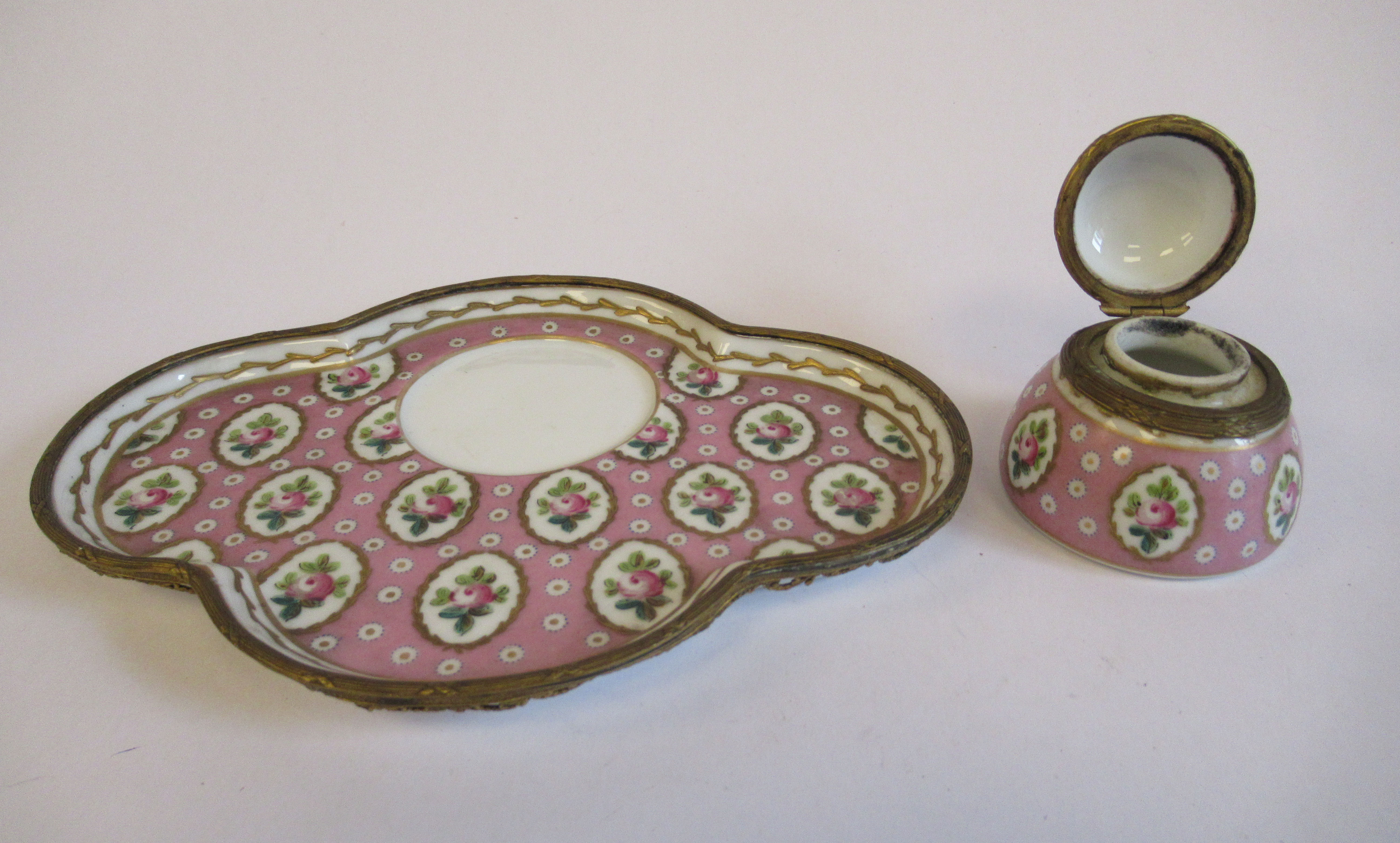 A 19thC Continental gilt metal mounted porcelain inkwell, on a matching, oval, lobed saucer, - Image 5 of 7