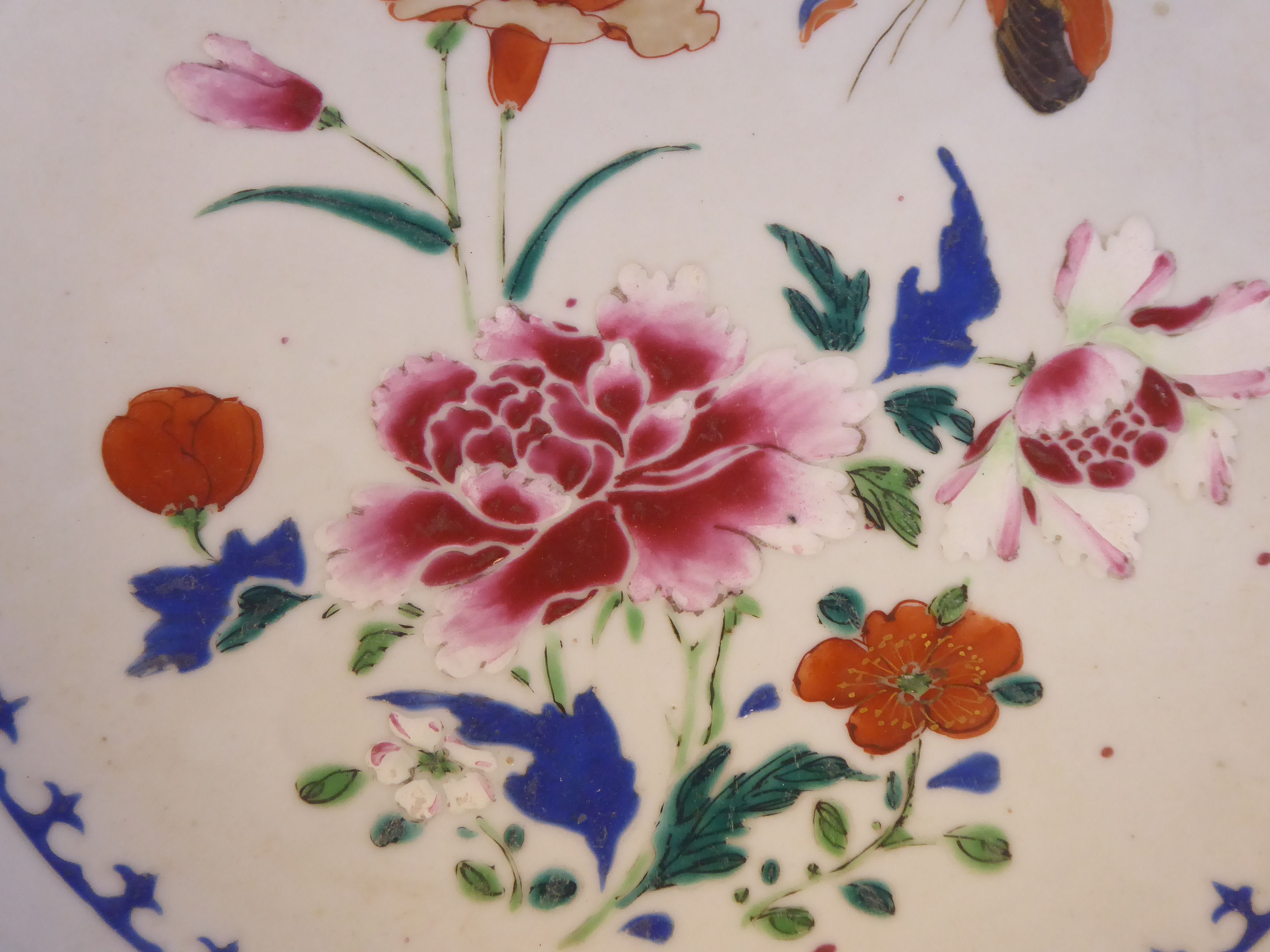 A late 18thC Chinese famille rose, broad rimmed porcelain plate, decorated with flora, - Image 3 of 5