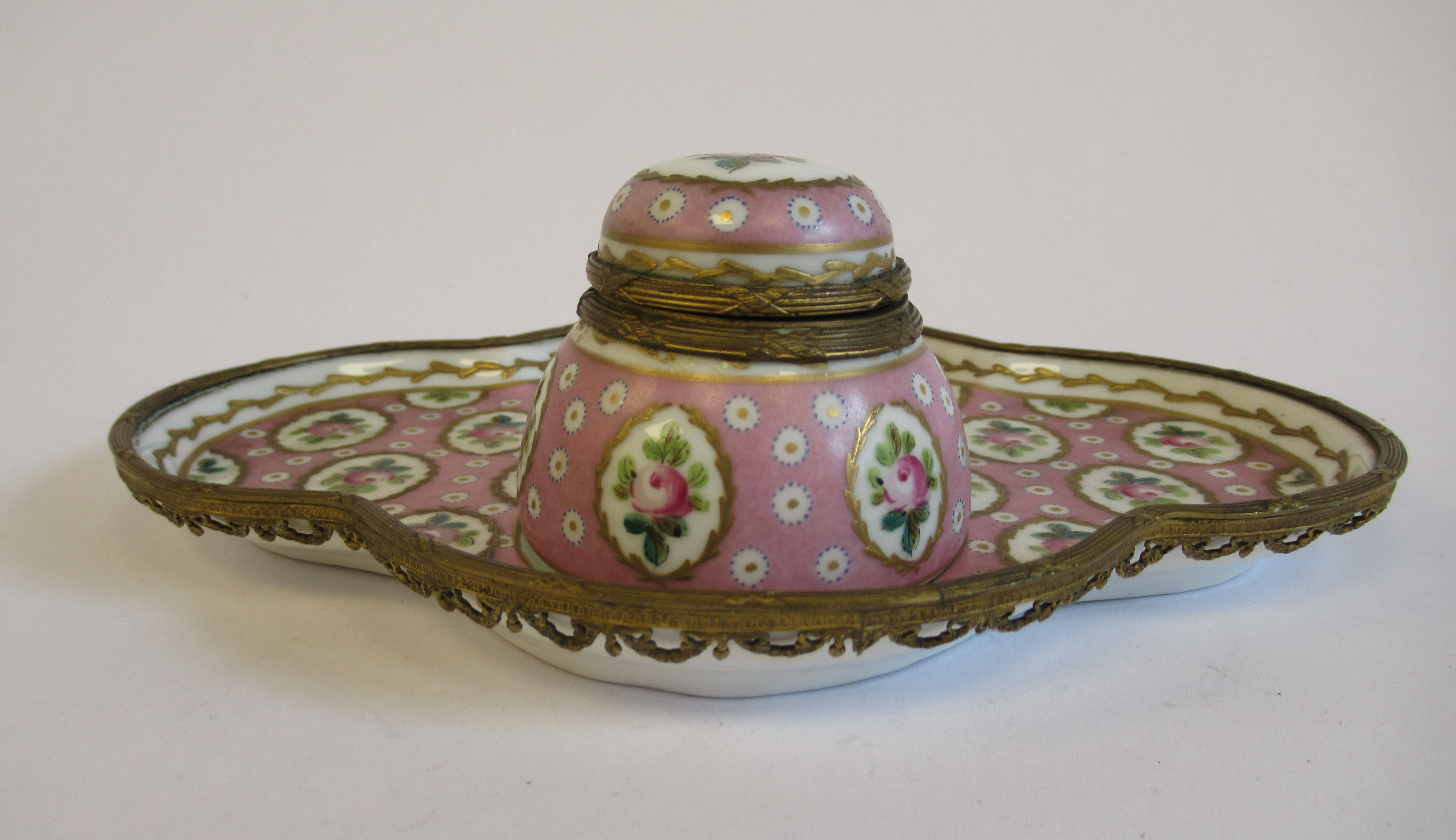 A 19thC Continental gilt metal mounted porcelain inkwell, on a matching, oval, lobed saucer, - Image 3 of 7