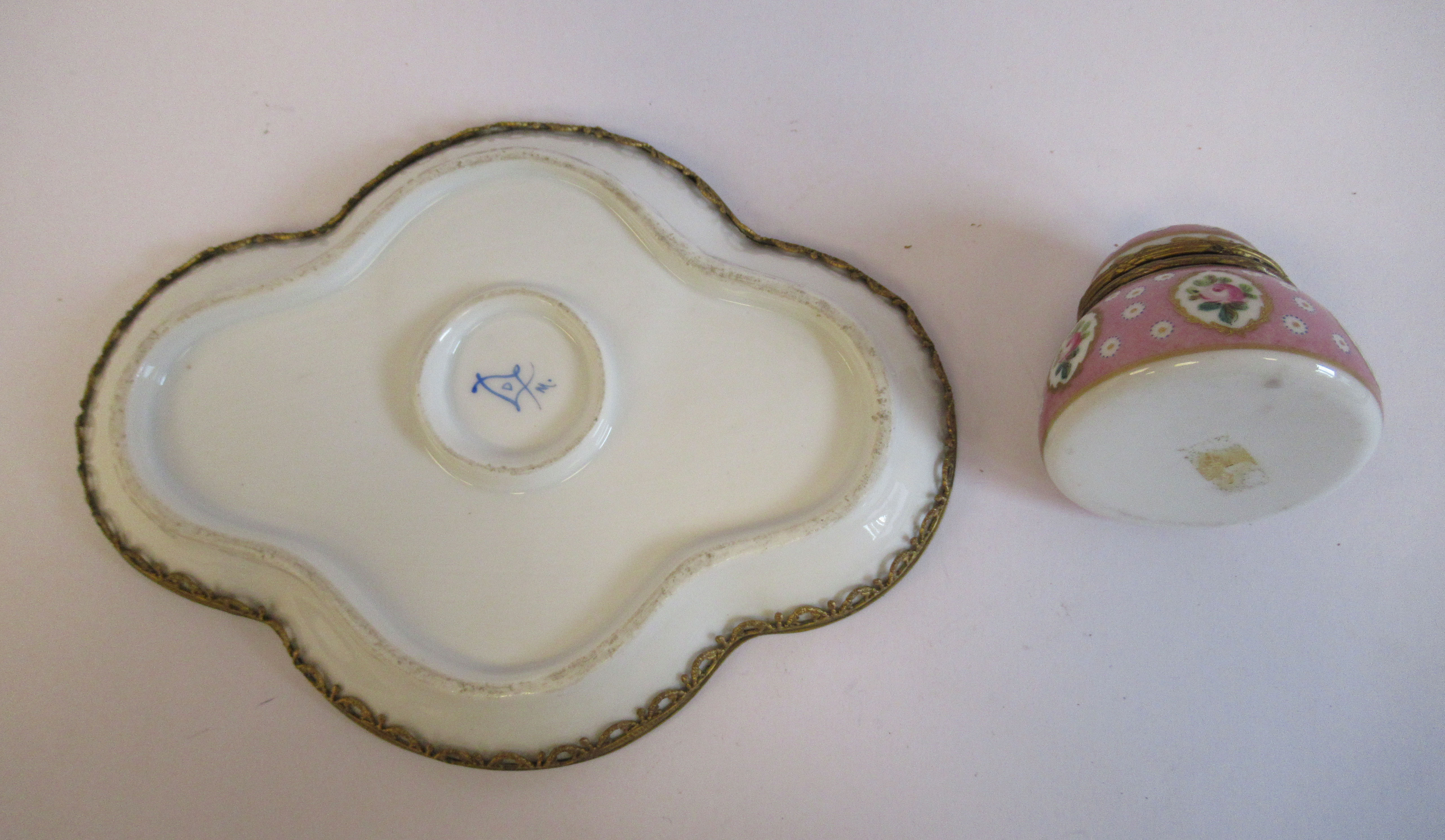 A 19thC Continental gilt metal mounted porcelain inkwell, on a matching, oval, lobed saucer, - Image 6 of 7