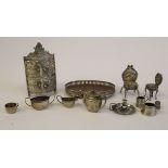 Late 19th and early 20thC silver and silver coloured metal dolls house accessories: to include a