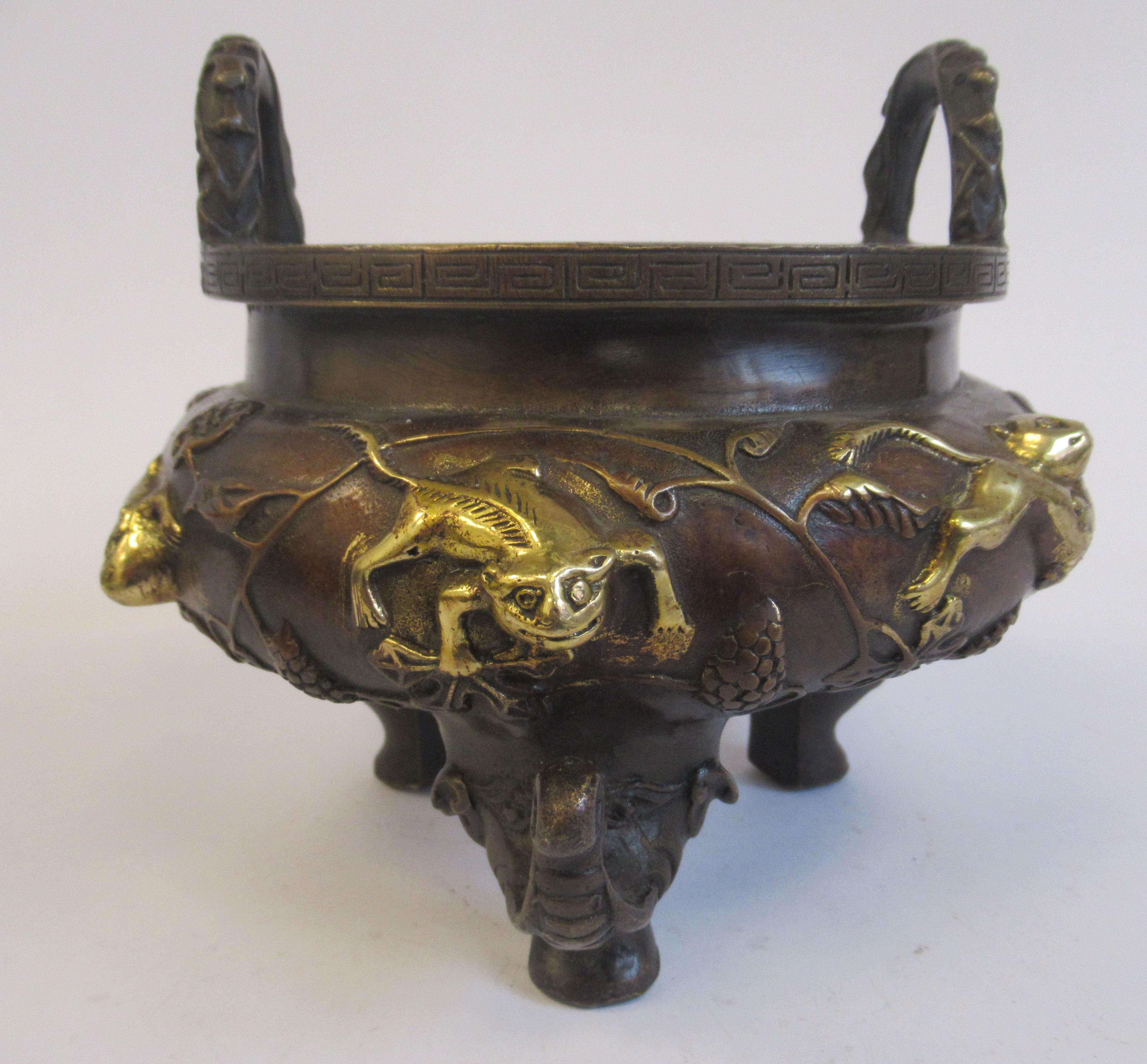 An Oriental cast and patinated and part gilded bronze censer, the bulbous bowl having opposing, - Bild 3 aus 6