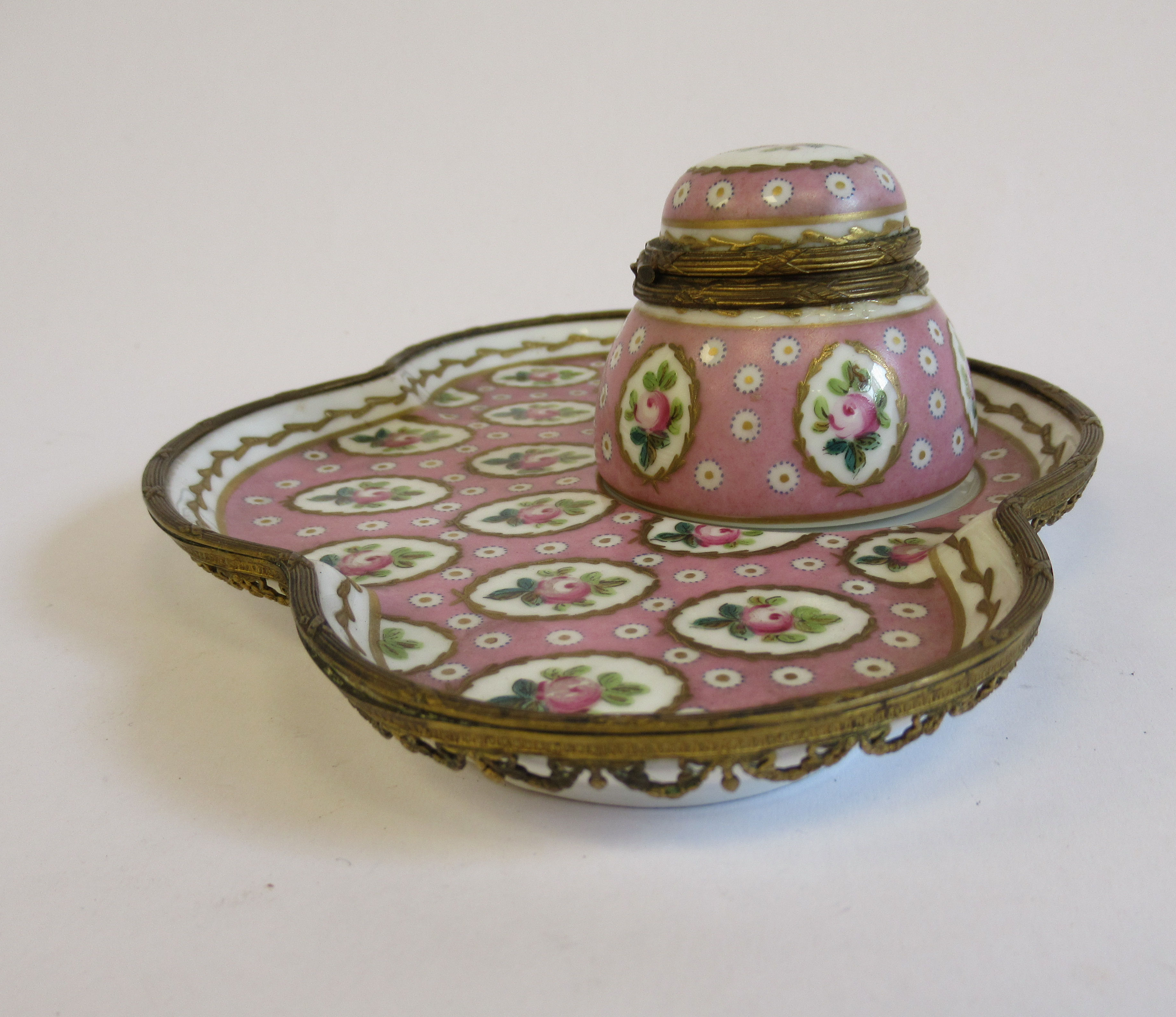 A 19thC Continental gilt metal mounted porcelain inkwell, on a matching, oval, lobed saucer, - Image 4 of 7