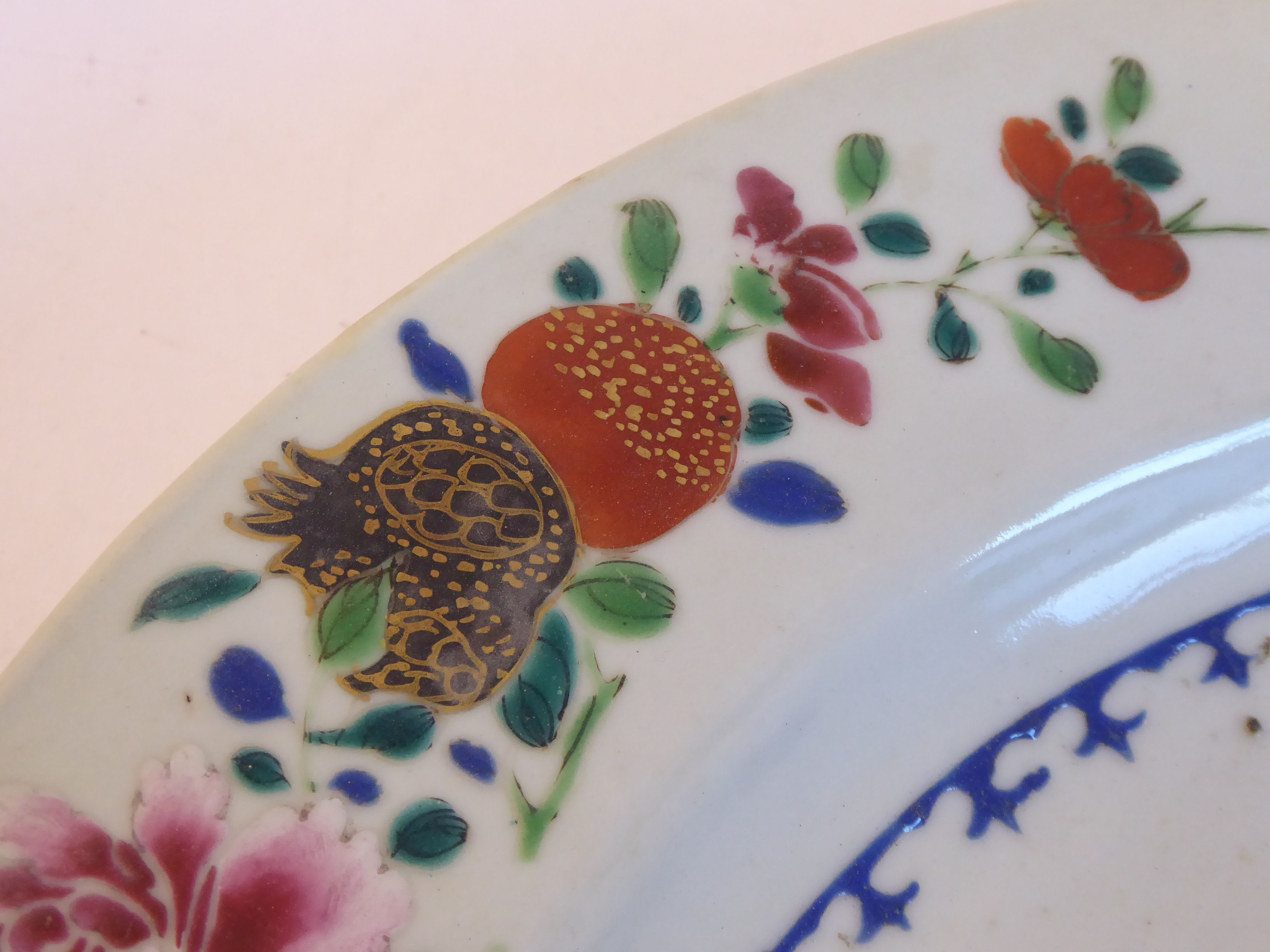 A late 18thC Chinese famille rose, broad rimmed porcelain plate, decorated with flora, - Image 4 of 5