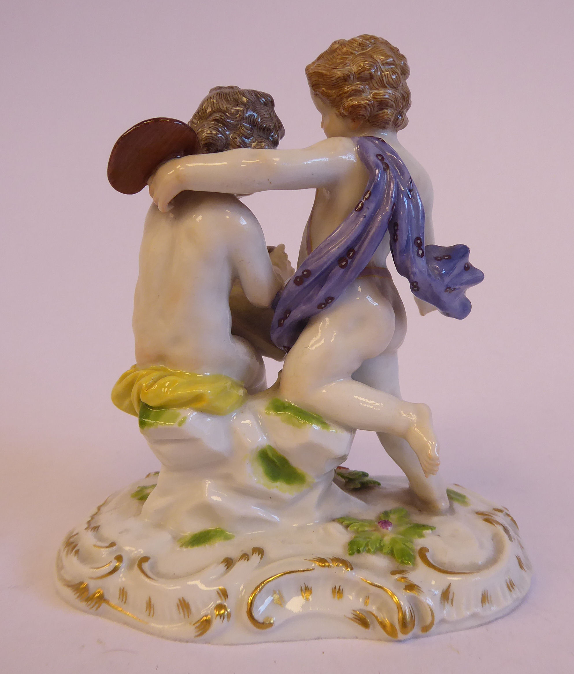 An early 20thC Meissen porcelain group, featuring two cherubic figures with an artist's board (No. - Bild 3 aus 5