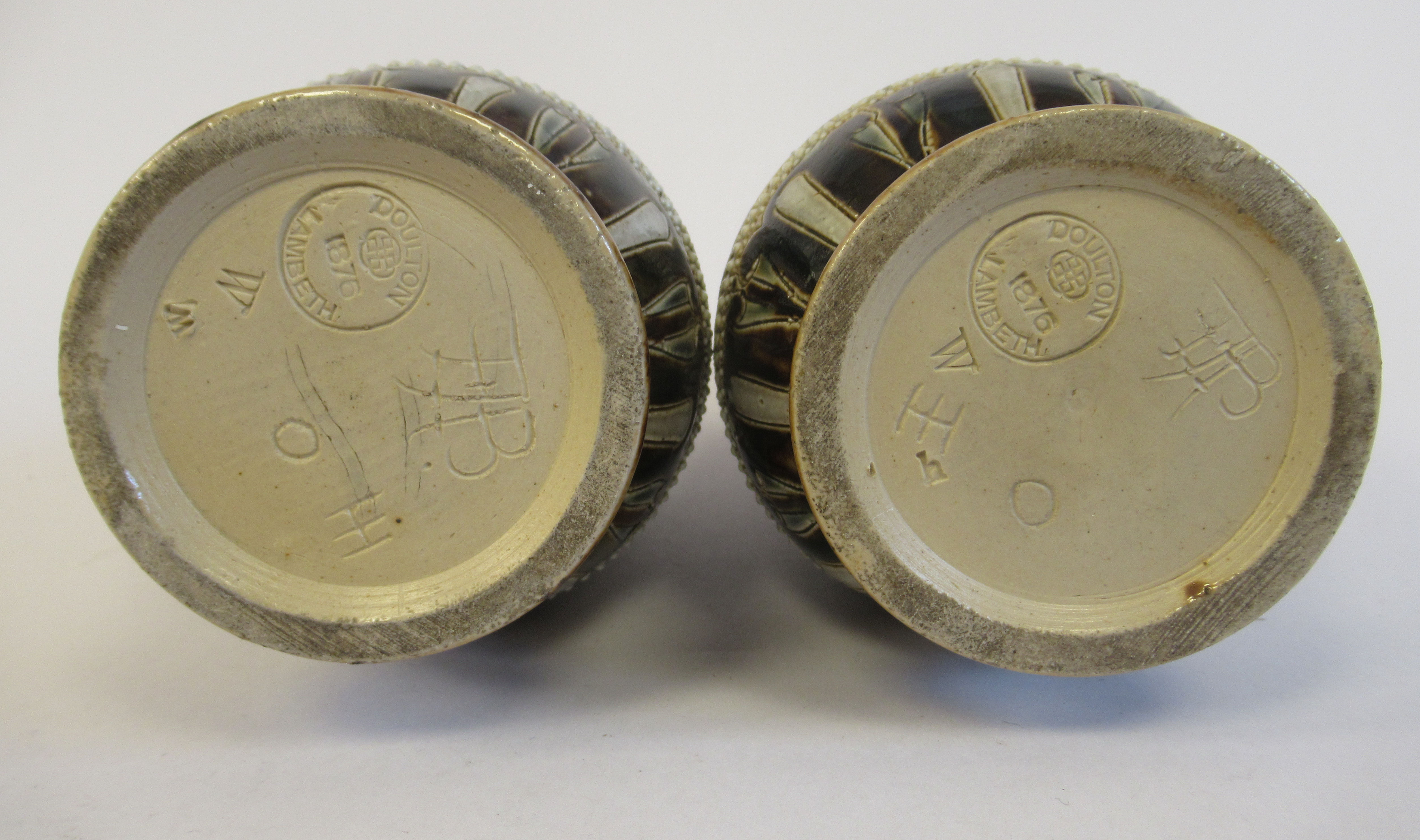 A pair of late Victorian Doulton Lambeth ovoid shaped stoneware bottle vases with applied silver - Bild 4 aus 6