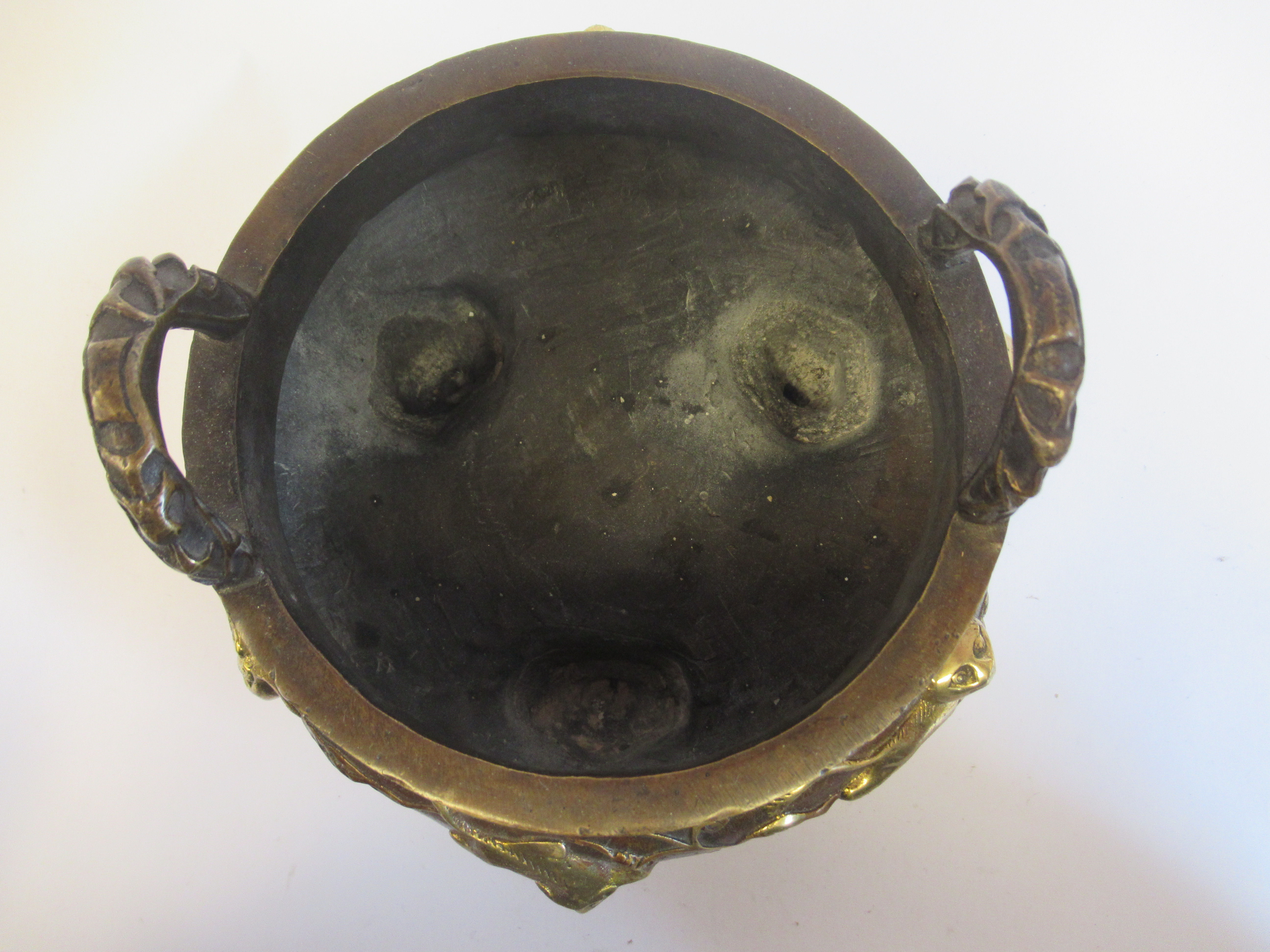 An Oriental cast and patinated and part gilded bronze censer, the bulbous bowl having opposing, - Bild 4 aus 6