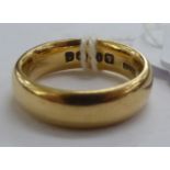 An 18ct gold wedding ring 11