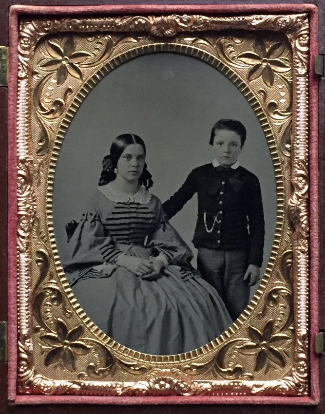[ANONYMOUS] Fine portrait of sister and younger brotherVery fine tintype portraying a young man - Image 2 of 4